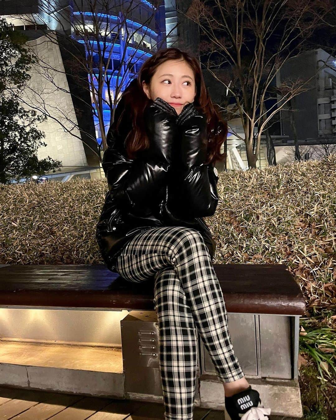 西野未姫のインスタグラム：「最近のお気に入りダウンジャケット🥰✨  #旦那のダウン勝手に借りてます #モンクレール  #13号 #めちゃくちゃでかい #私が待ってる上着より暖かいから毎日着てる #けーは太ったからきつくて着れないらしい #痩せるまで借ります #似合ってますか」