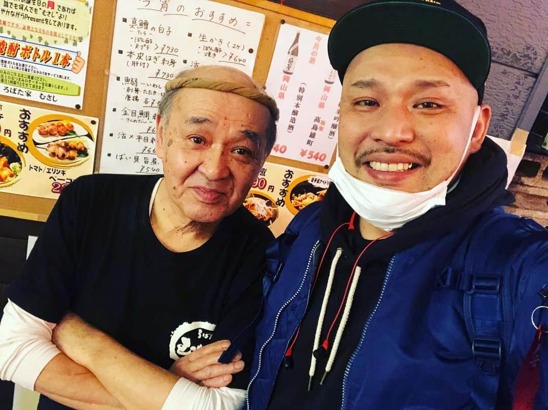 大江健次のインスタグラム：「【ご報告】 今回の漫才ライブのエンディングで 皆様にはお話ししたのですが、 僕の父親信一が年明けに他界しました。 僕らの活動の中で何度も登場したので 報告しなければと思いながらも 余計な心配もかけたくなかったし 自分も含めお笑いがちゃんとできるか不安だったので ライブが終わるまでは発表しませんでした なので年末年始曖昧な挨拶しか出来なかったり バタバタしてて連絡が疎かになってしまったこと ここでお詫び申し上げます。  年末に生まれて初めて親父をお風呂に入れてあげて また来年もよろしくねー！と伝えたのが最後 次に会った時は永眠でした。  板前として、職人として生き抜いた父は 『忙しいのか？』『広大は元気でやってるか？』 最初の確認事項はいつも仕事と仲間のこと  常に優くて、常に陽気で、 それでいてそこそこ破茶滅茶な人間でした笑。  昔の話ですが、店をやっていた時に 大トロを持って帰って来て食わせてくれたんですが 僕は『大トロはお客さんに出した方がいいのでは？』 って子供ながらに言ったんです。  すると父親は 『自分の子供に一番美味いもん食わせない親がどこにいるんだよ！客は赤身で充分だ！』 と言われた事があります。  当時は何が何だかわからなかったけど、大人になってその言葉の優しさがわかりました。  そんな父親に僕が父である姿を見せれないまま、孫の顔も見せれなかった事が申し訳なくて仕方ないです。  親孝行ひとつも出来ずと自分を責めたくもなりましたが、きっと何が親孝行で何が親不孝だったのかなんて自分が親にならないとわからないんだと思い、これからの人生も一生懸命頑張ろうと思いました。  ごく僅かな人にはすぐに報告したのですが、 言葉や行動が支えとなり、とても助かりました。 その中でお笑いの存在、相方の存在も。  不思議です。 悲しい事があったとしてもお笑いは出来る 誰かに笑って欲しくてネタを作ってるはずが お客さんより先に自分達が笑ってしまう そのあとお客さんの笑い声が聞こえる そんな時にお笑いに救われてるなと感じます なので今回特にヘラヘラした漫才ばっかでしたが そこのあなたが居ないとはじまらなかったので、 たくさん受け入れてくれた事、本当に感謝してます  9年前に母が他界し、奇しくも母と同じ年齢で信一はこの世を離れましたが、きっと今頃そちらで母と犬達と合流しお酒を飲んでいる事でしょう。  『まな板の前がお父さんのステージなんだ。お客さんは全員お父さんのファンだと思ってる。だから一生懸命お客さんを喜ばすんだぞ』  いつもそう言ってたから。 僕はまな板ではなく舞台の板の上ですが、その言葉を胸にこれからも誇らしくやらせて下さい🙏  気合い入れて人生頑張ります！ 信一、BIG UP!!!!」