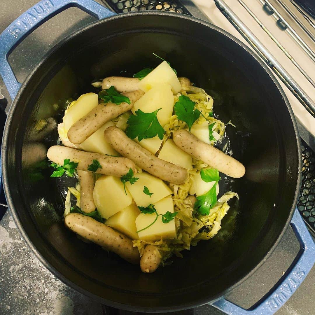 市川ショウのインスタグラム：「ストウブの鍋を買ったら、めちゃくちゃ良くて、沼りそうなの…🥘」