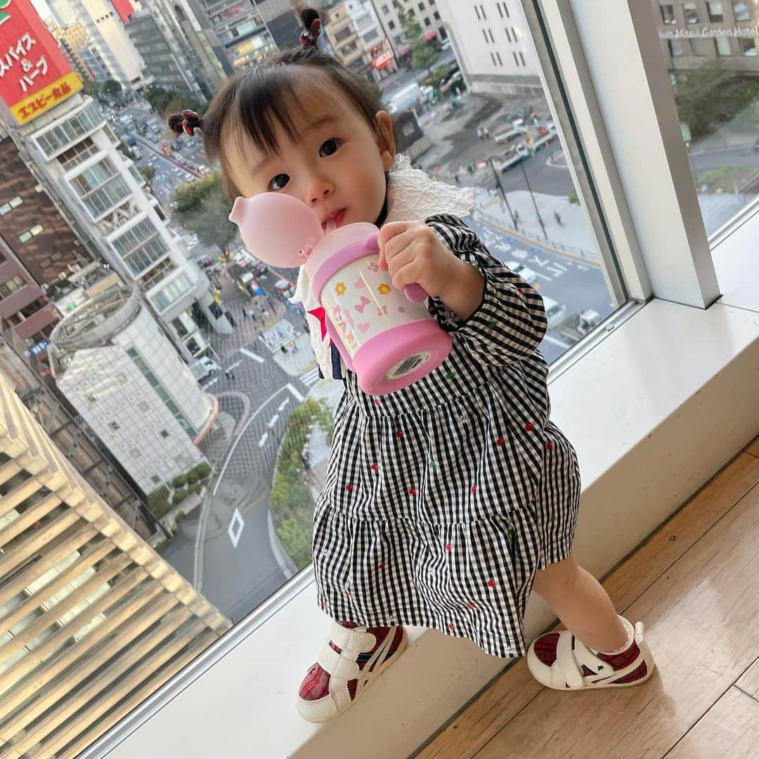 東なつ紀のインスタグラム：「お気に入りのワンピースで銀座の日🐻🍎  👗familiar 👟familiar Bib.MARLMARL hair👧🏻familiar  このワンピースお気に入りすぎる🫶🏻 来年は着れないかなぁ、、 いっぱい着せよう◡̈  #familiar #銀座 #ファミリア #女の子ママ  #女の子ベビー #子供服 #成長記録 #一歳バースデー #ういちゃんまるこーで」