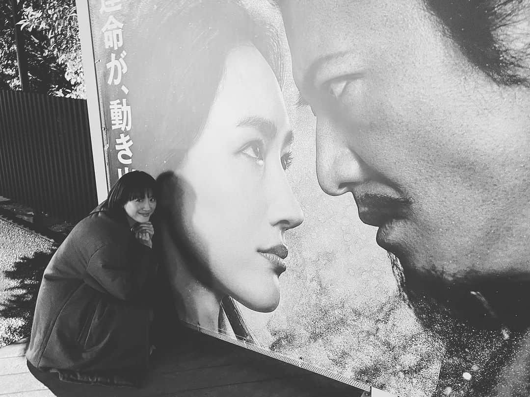 椎名直子のインスタグラム：「映画「レジェンド&バタフライ」を見に。  強く、せつなく、、。  いいあらわせない感情をのこす映画でした。  深いつながり。  まだこころがふるえています。  ずしっと残る素晴らしいストーリー。 そして信長と濃姫、すばらしかった！😭  ありがとうね、はちこ♡」