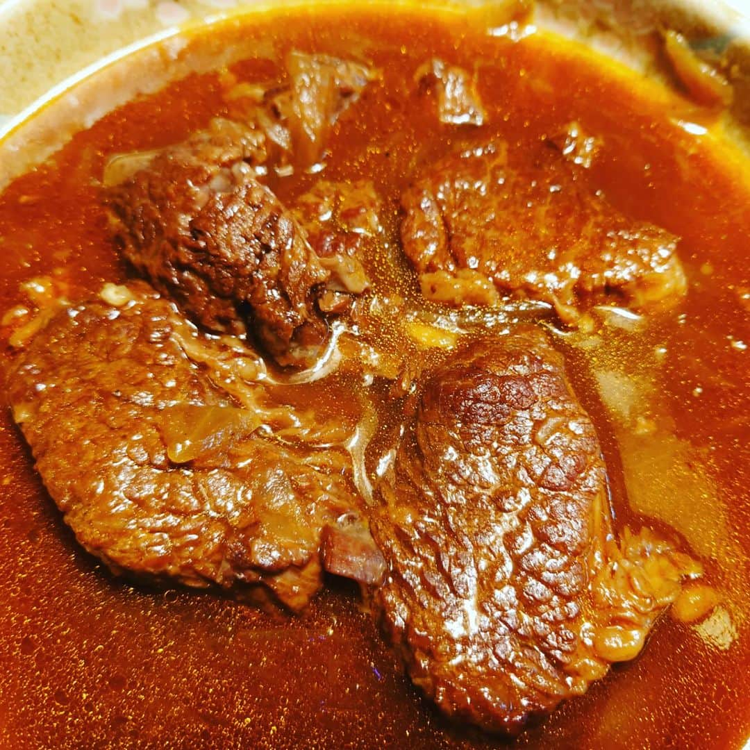 田畑祐一のインスタグラム：「今年最初の肉の日（29の日） 昨日のパンを食べたかったので肉は「牛スネ肉の赤ワイン煮」 いつものように圧力鍋で肉はホロホロに。 チリビーンズはちょっとチリパウダー利きすぎ😛 ローズマリーポテトは安定の美味しさ。  明日からしっかり働きます！」