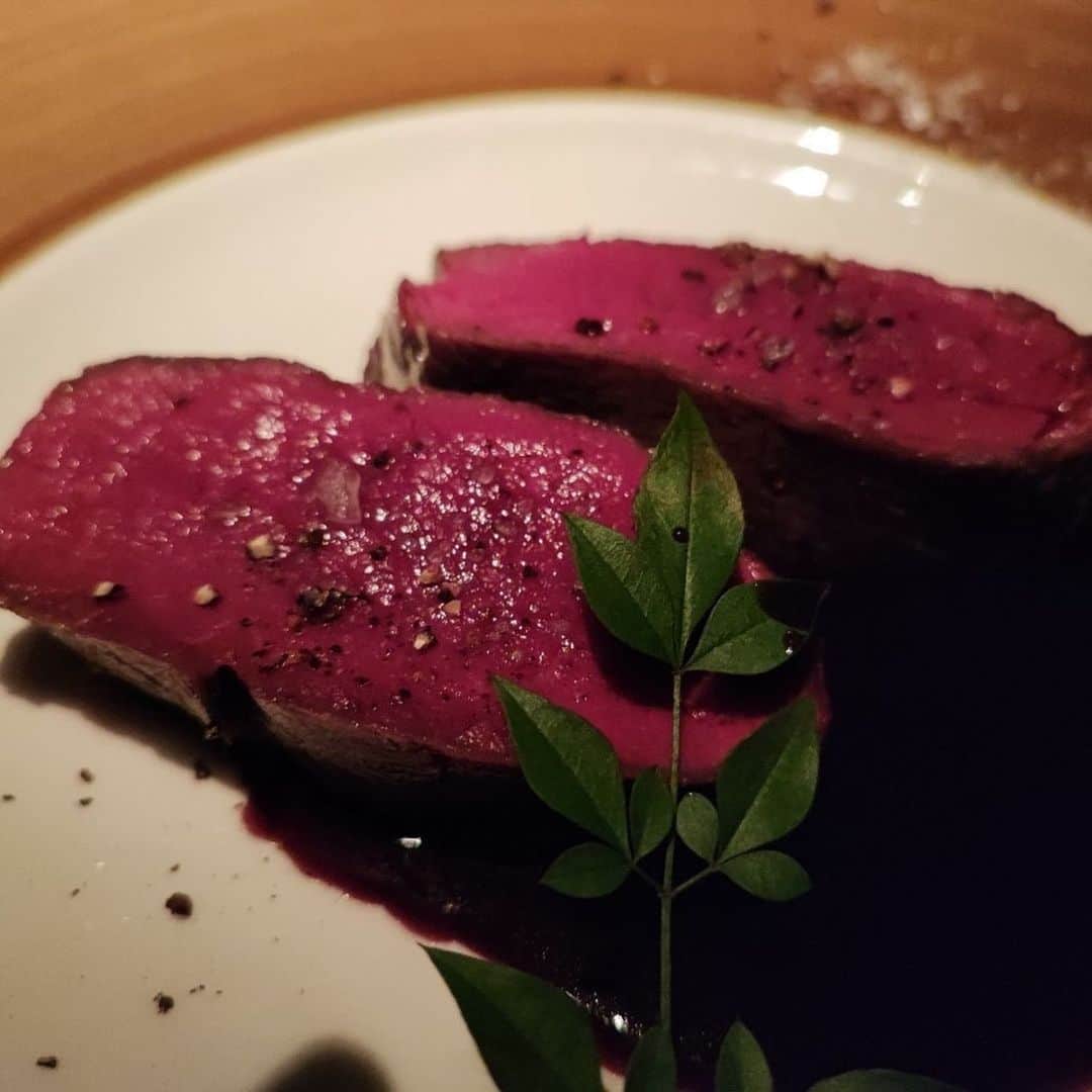 上野瑚子さんのインスタグラム写真 - (上野瑚子Instagram)「素敵なバーかと思いきや料理も絶品🦌ジビエ好きだなー🦌 松野さんというハンターから仕入れた蝦夷鹿らしい。。。 . . . #芝浦 #田町 #バー #ビストロ #フレンチ #ジビエ #蝦夷鹿」1月30日 0時49分 - koko08_xx