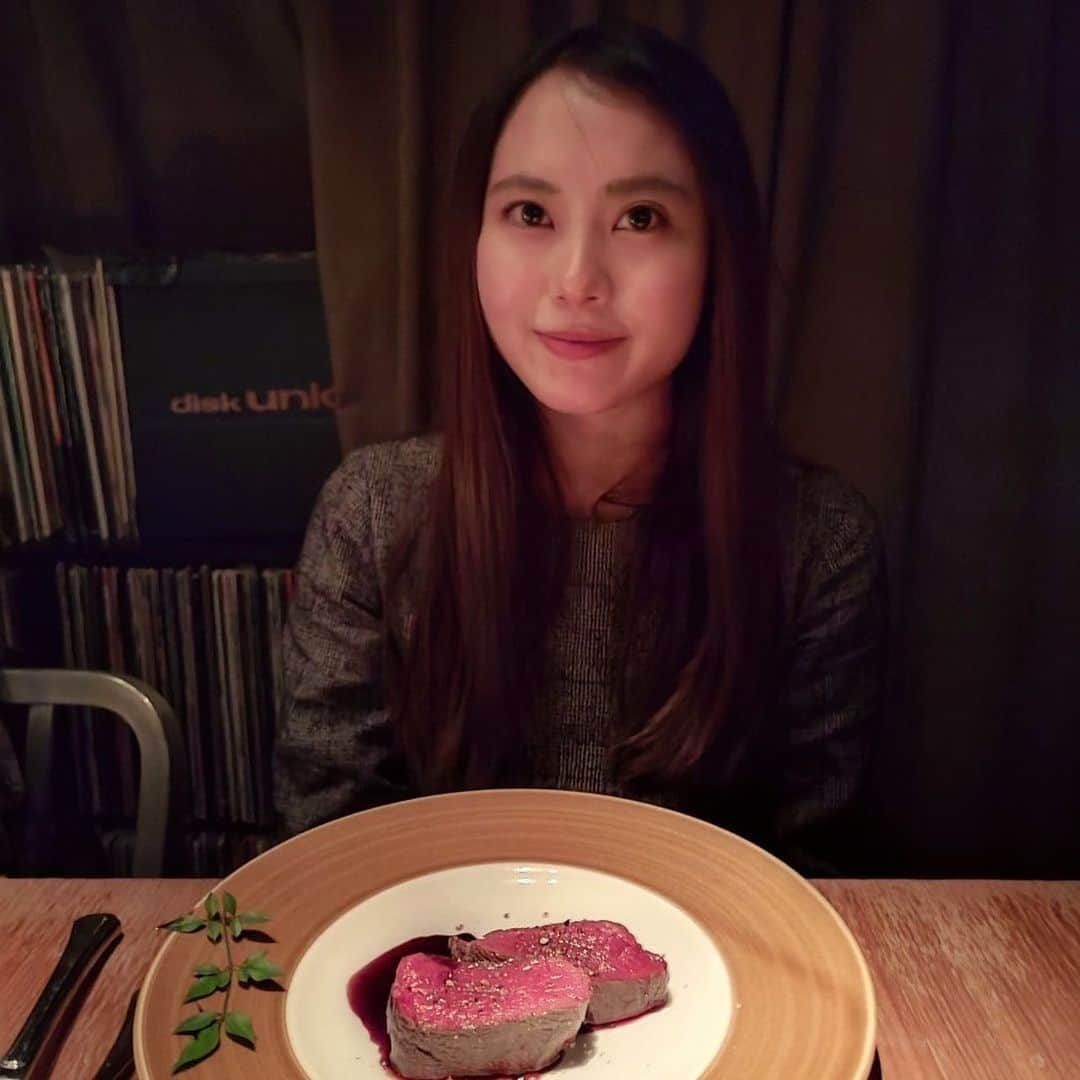 上野瑚子のインスタグラム：「素敵なバーかと思いきや料理も絶品🦌ジビエ好きだなー🦌 松野さんというハンターから仕入れた蝦夷鹿らしい。。。 . . . #芝浦 #田町 #バー #ビストロ #フレンチ #ジビエ #蝦夷鹿」