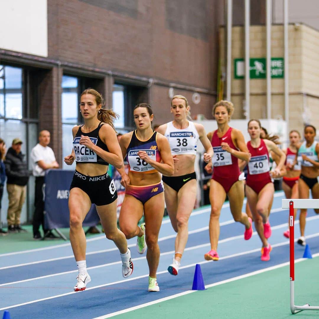 リンジー・シャープのインスタグラム：「A pretty standard 800 opener for me (2.04) that last lap was unknown territory 😮‍💨 but it felt great to be back on the train 🚂 and I can’t wait for the next one.  I would see athletes come back from having a baby and think wow that’s so cool but it must be really hard. The getting back into shape part was hard but the day to day life of combining being a mum and being an athlete is the hardest part. As someone trying to do it, let me tell you it’s really fucking hard 😂 harder than you can even imagine until you are trying to do it. 💫」