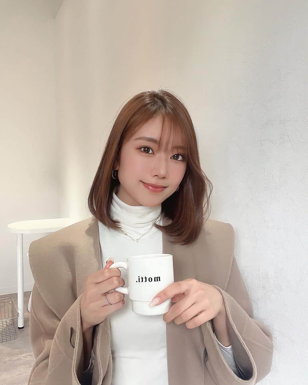 渡邉みさきのインスタグラム：「. だいぶ髪伸びた🫢  今回も柔らかいカラーで めちゃくちゃお気に入り💛💛 @release_uratoshi   #ヘアカラー#カラー #ボブ#ヘアスタイル#大阪 #大阪カフェ#なんばカフェ #難波カフェ#motticafe」