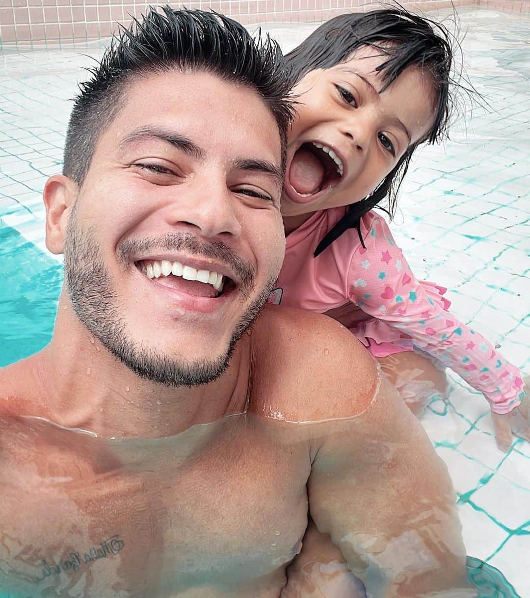 Arthur Aguiarのインスタグラム：「Dia de piscina com a minha sereia… ❤️」