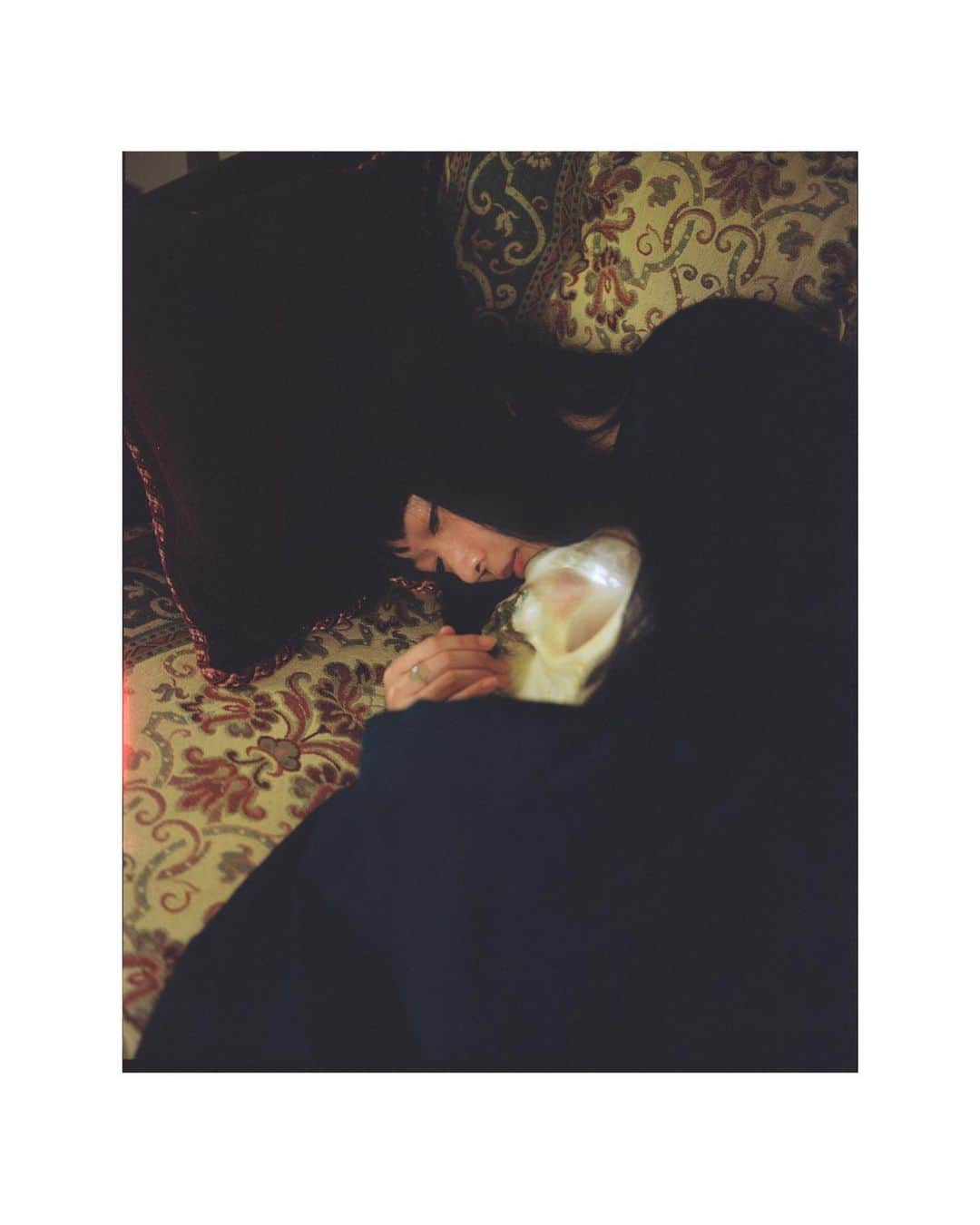 青葉市子のインスタグラム：「.  28 Jan 2023  ✨🤲🏻🤍 Thank you to everyone who sent me birthday messages. When I woke up yesterday, my family praised me, saying, "We’re proud that you’ve lived this long”.  I was very touched.  My mother was on complete bed rest for the entirety of her pregnancy with me. I was born a little early, but healthy. I would like to thank my parents from the bottom of my heart for giving me this precious, one-of-a-kind body, with a throat that can sing, hands that can touch instruments, and feet to go meet everyone. I want to cherish and live with what I have been given.  ICHIKO AOBA  ⚪️  お誕生日のメッセージをくださった皆さん ありがとう🥰  昨日の朝、目が覚めたとき、 「おめでとう、よくここまで生きてきたね」と 家族が褒めてくれたとき、 魂がふるふると喜んでいる感覚がありました。  母は、私がお腹にいるとき、 絶対安静でずっと病院にいました。 予定日より少し早かったけれど、 私はこうして生まれてくることができました。 この身体を作ってくれて、 育ててくれた両親に心から感謝を贈ります。 祖父母にも、ずっとずっと前のご先祖さまにも。  歌うための喉があって、 楽器に触れる手があること、 みんなに会いに行ける足があること、 この世に一つしかない、 大切な身体があることを味わいながら、 生ききって行きたいです。  青葉市子  📷 @tengoyola   .」