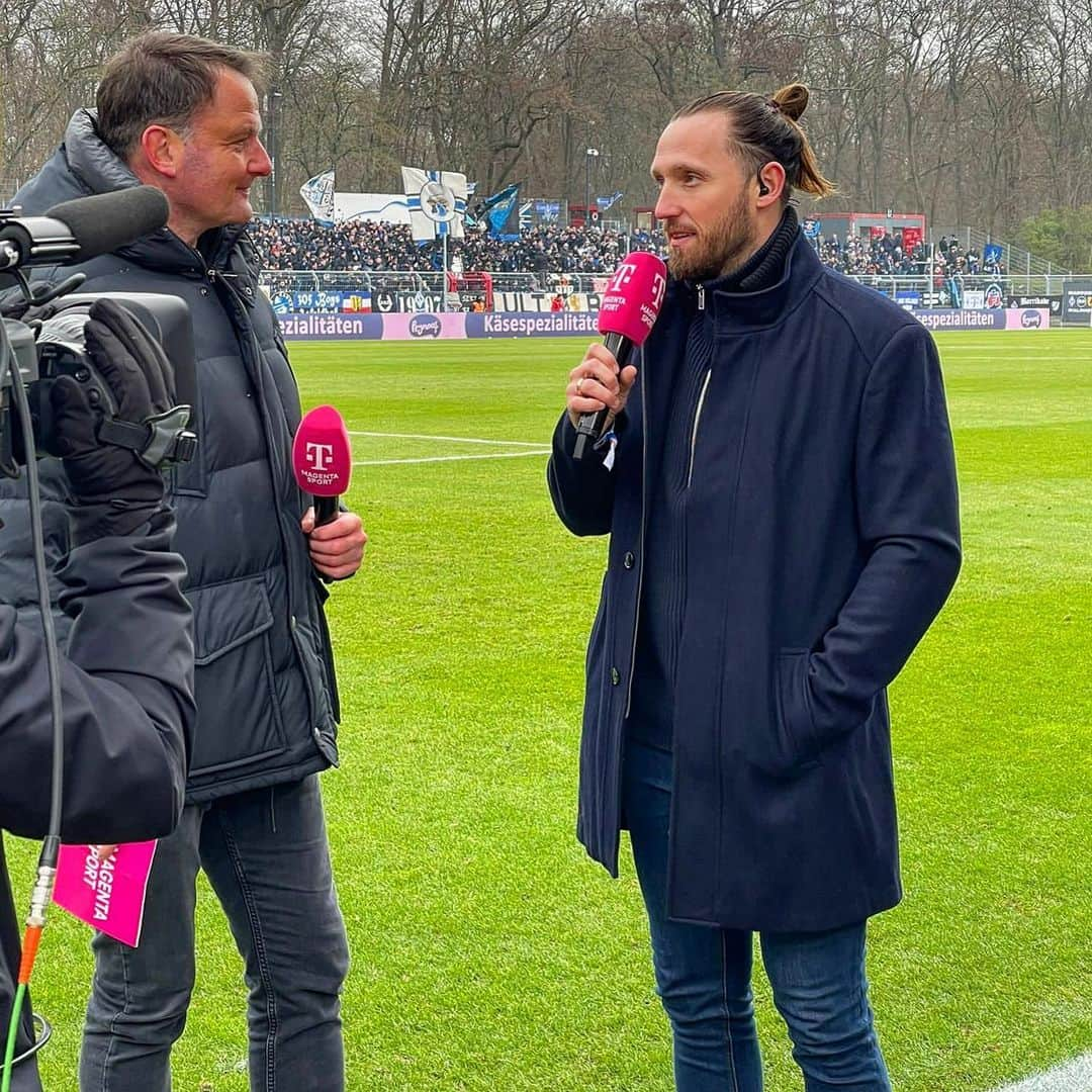 マルコ・ヘーガーのインスタグラム：「Glück gebracht 💙🖤 @svw07_official  Spaß gehabt 🎤 @thomaswagner_official @magentasport   #win #away #sieg #svw07 #interview #expertentalk #magenta #sport #game #fussball #fun #luck #mannheim #mh37 #cologne #kölschejung」