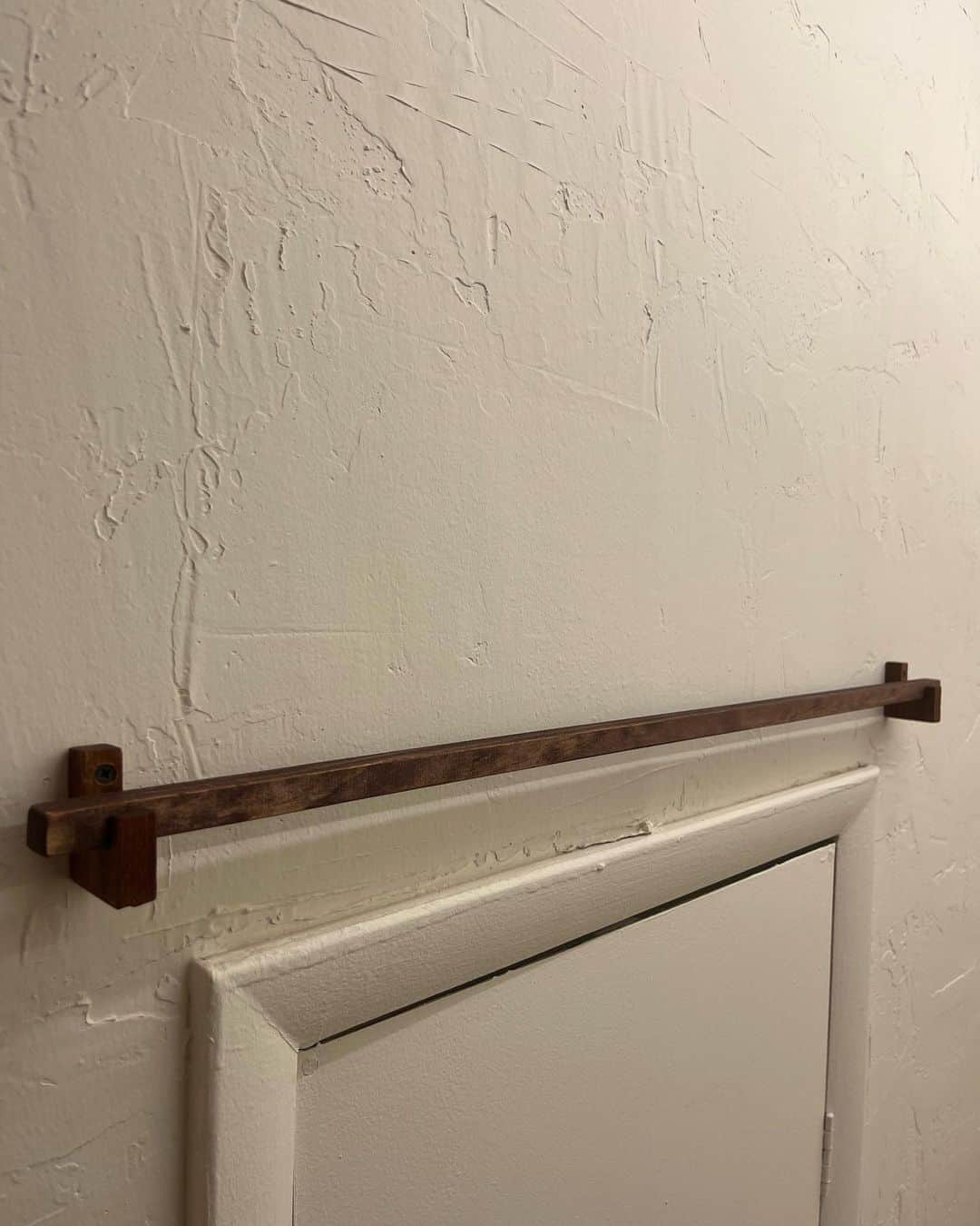 タロウ・ピーダーソンさんのインスタグラム写真 - (タロウ・ピーダーソンInstagram)「Made a little deco for @vacancyproject  with @serious_construction_nyc   Curtain rods and holders」1月30日 1時42分 - taro.rap