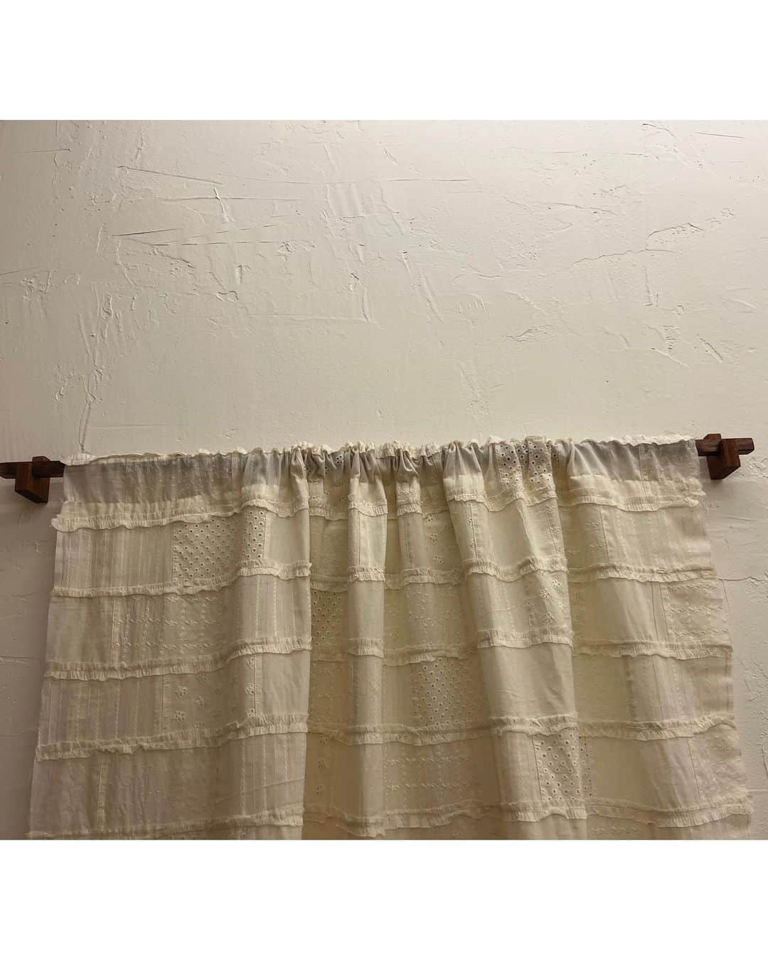 タロウ・ピーダーソンさんのインスタグラム写真 - (タロウ・ピーダーソンInstagram)「Made a little deco for @vacancyproject  with @serious_construction_nyc   Curtain rods and holders」1月30日 1時42分 - taro.rap