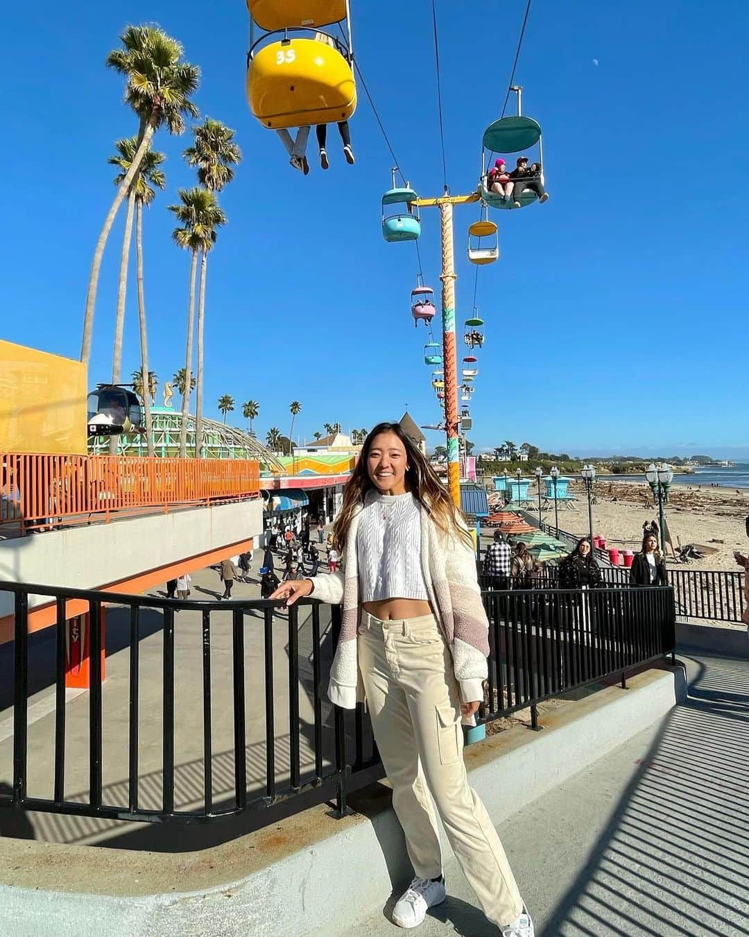 エイミー・コガのインスタグラム：「Wanted to see what the other side of the Pacific Ocean looked like🎢🌴 #santacruzboardwalk #california   太平洋のはんたいがわ見に行ってきた🤍 サンタクルーズボードヲーク🎢🌴  #たぶん8年ぶりのキャリフォニア #日本語しゃべらなさすぎてわすれそう #ボードヲーク？ #ボードワーク？ #ボードウォーク？ #カタカナむずかしい」