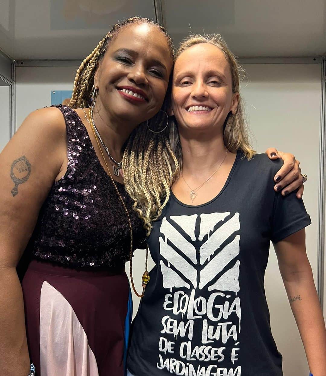 ファビアナ・オリベイラのインスタグラム：「Fim de semana especial! Trabalhar com esses ídolos é um privilégio! Relembrar histórias, boas risadas e ainda bater uma bola! E de quebra, um show da nossa maravilhosa TT!」