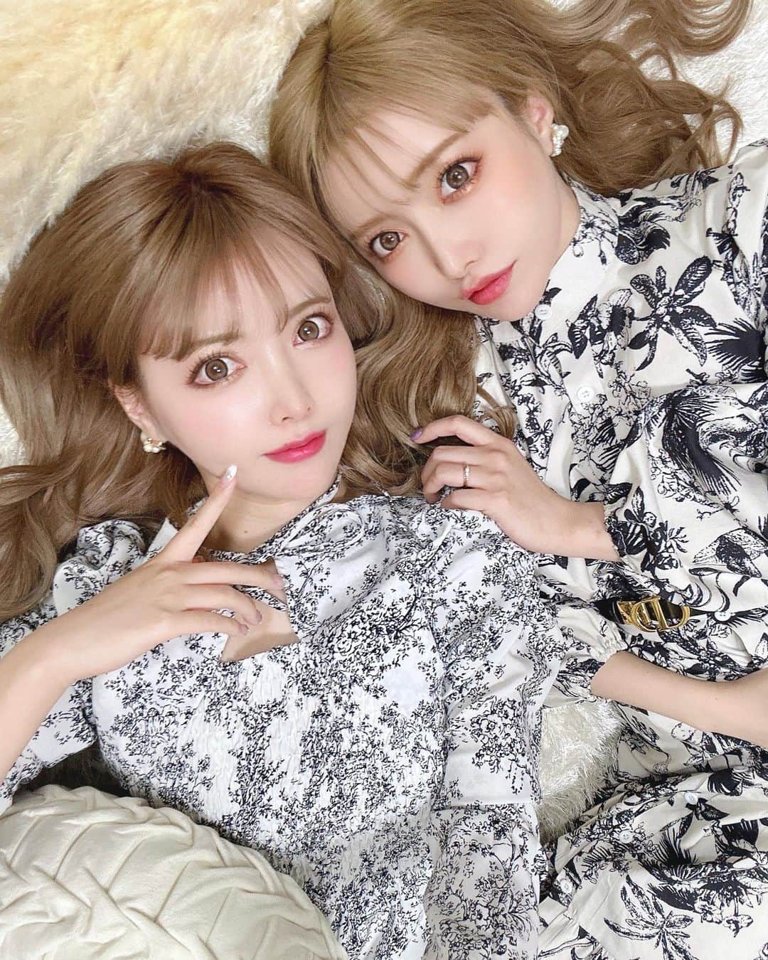 のインスタグラム：「【🍪🧸🍩🤎🥞🧋🥨🧇】 . フタゴ👧💓ニテルカナ⁉️ . #twins #双子 #双子コーデ  #twinsisters #姉妹」