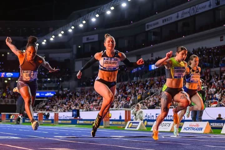 ジーナ・ルケンケムペルのインスタグラム：「Back on track 🔥🚀  Was für ein unfassbar schöner Tag heute beim @istaf_indoor in Düsseldorf 🔥 ganz dickes Danke an alle, die Live vor Ort waren um zu Supporten 🔥 7,18 und 7,19 heute, dass sind Zeiten, die ich lange nicht mehr gelaufen bin. Ich bin unfassbar happy mit dem Tag heute und die Vorfreude auf mein nächstes Rennen in Berlin am 10.2. beim nächsten @istaf_indoor ist riesig! Es fühlt sich einfach gut an, wieder auf der Bahn zu stehen 🔥 danke Düsseldorf! Danke @istaf_indoor !   📸 @chris9dorf 🔥」