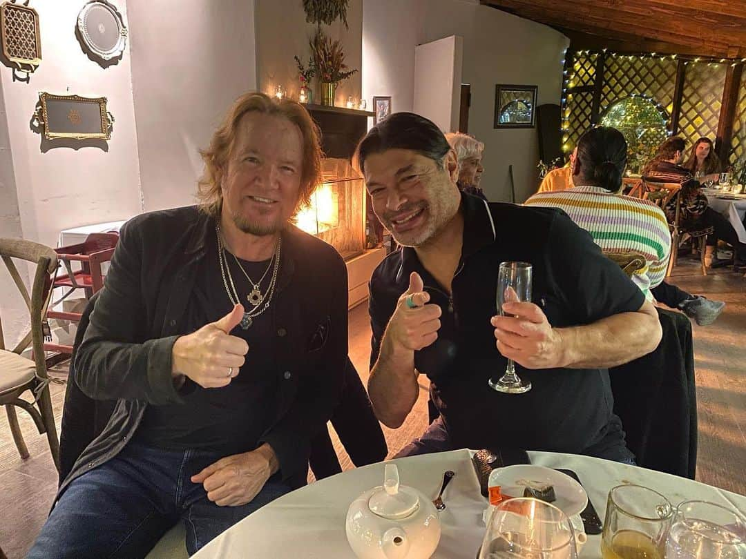 エイドリアン・スミスのインスタグラム：「Dinner and good times with freinds #robtrujillo #ironmaiden #metallica #metalhead #metalmusic」