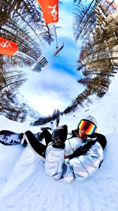 トニア・コーチのインスタグラム：「Dip it low and we bring it up SNOW ❄️ 🤪」