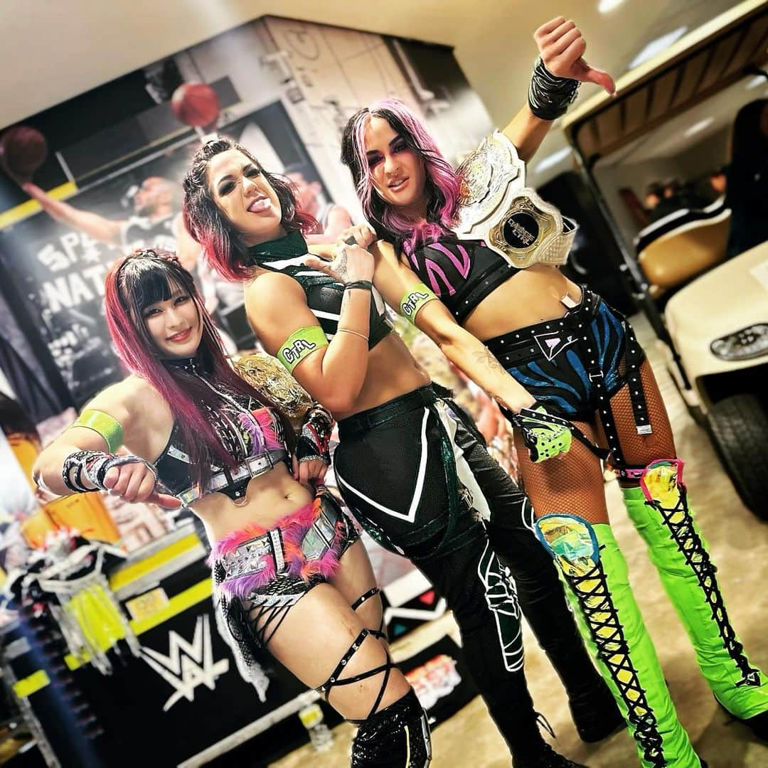 紫雷イオさんのインスタグラム写真 - (紫雷イオInstagram)「♥️♥️♥️  #damagectrl  #royalrumble  #wweraw」1月30日 5時00分 - iyo_sky