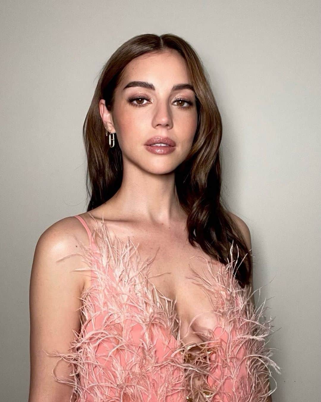 アデレード・ケインのインスタグラム：「BTS feat. The incomparable @jentioseco & @bykileyfitz on glam ♥️」