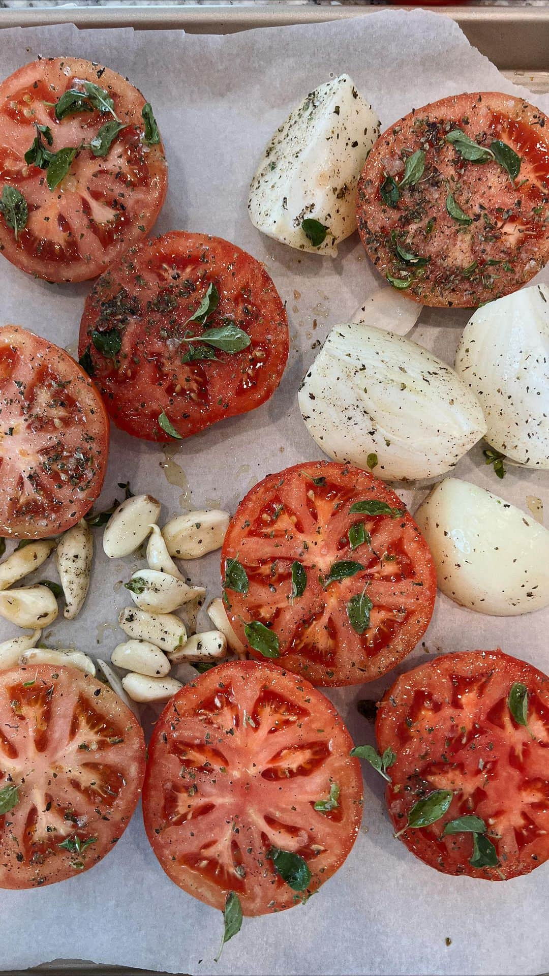 Lauren Elizabethのインスタグラム：「Big Ass Meatballs + Roasted Tomato Sauce 🍅🤌🏼 ain’t too pretty but tasty as hell AND easy — set oven to 300 and slow roast tomato, onion, garlic with olive oil, salt, pepper, fresh oregano, dried basil till blistered not burnt. Hand mix or blend. With olive oil, a shallot, and garlic, add mix into pot. Using beef broth & wine for more liquid till it’s a liquid sauce but not soupy. Add salt, pepper, Parm rind, fresh parm, basil, and simmer for 30-40 min till thick. 🍅 For meatballs: 1 pound beef, 1 pound pork, 2 eggs, 2 slices of white bread soaked but strained in milk, 1/2 cup Parm, fresh oregano, salt, pepper, 3 garlic clove. Oven at 450 till brown but not fully cooked then transfer into sauce on low simmer and cook through for 25 min. Serve with bucatini, parm, and basil. 🍝」