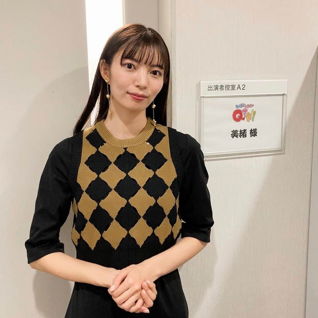 美緒のインスタグラム：「📚😵‍💫💪🏻  本日20:40～放送の、 テレビ朝日「Qさま!! 」に出演させていただきます📚  収録当日まで、自分に対しあまりにも不安で緊張していましたが…😵‍💫 皆様のおかげで楽しく、とてもお勉強になる1日でした💪🏻  ぜひご覧ください！  (どうぞ、どうぞ、お手柔らかに…)  #テレビ朝日 #Qさま‼︎」