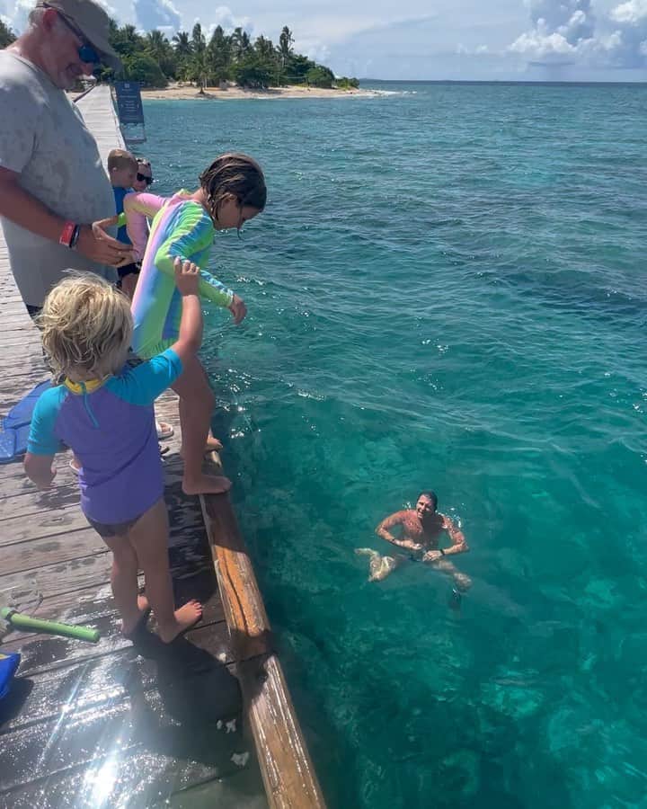 トニー・アゼベドのインスタグラム：「Fiji continues 😊」
