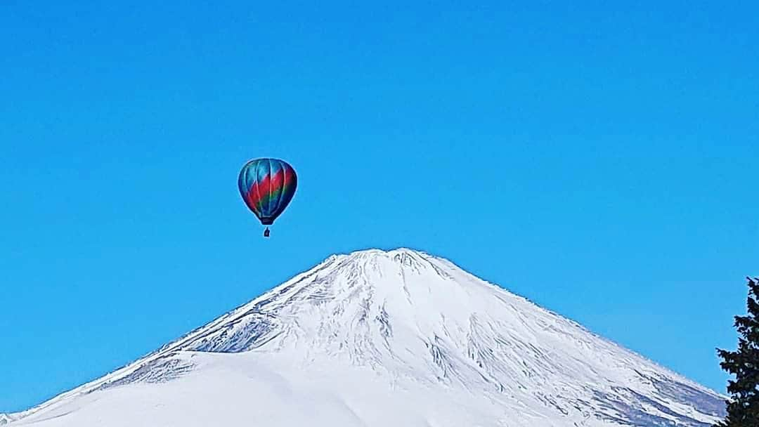 ヤマト（はやぶさ）のインスタグラム：「#静岡県 #御殿場市 #地元 #とはいえ #気球と一緒には #見た事ない #多分 #一生乗れない乗り物」