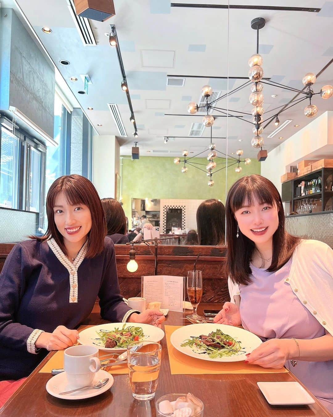 小田飛鳥のインスタグラム：「庄司ゆうこさん @yuko.shoji と大手町ランチして来ました〜！ お昼からコース！しかも、いきなりサラダで映え映えです〜💐 食べられるお花で、しっとり食べやすく美味しかったです😋🌼 コースで、2時間半の飲み放題（しかもお酒の種類がスゴくて😳）なのにとてもリーズナブル〜✨ お仕事の関係で二人ともノンアルでしたが、平日の昼間から飲みたいお店…🍷 駅近なのに外の景色も広々してて開放的なお店♪ #orchestravino @orchestravino #大手町 #大手町ランチ #大手町グルメ #お肉 #steak #meat #グルメ #gourmet #肉食女子 #庄司ゆうこ さん👭🏻」