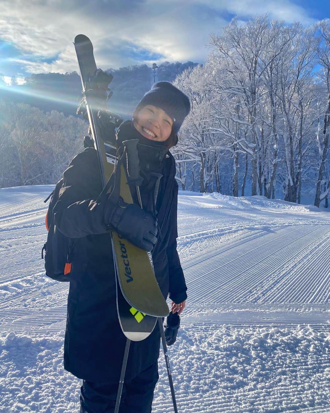伊藤さつきのインスタグラム：「降雪後の快晴な朝☃️✨ きらきらしててすごかった！（語彙力） Omnyの試乗機もってにこにこしてました☃️ 健さんがいっぱい写真撮ってくれた〜☺︎ 📸 @kenny_fjc  ありがとございます✌︎  #vectorglide  #whitetime_tokyo  #whitetime_asahikawa  @swanygloves_jp  #スキー#skier#ski #野沢温泉」