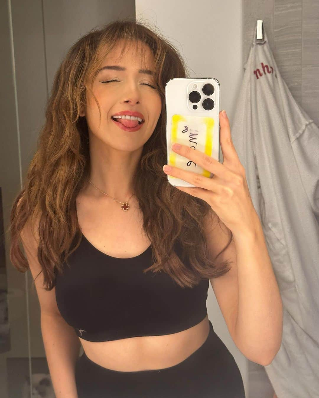 Pokimaneのインスタグラム：「1/2 through fitness challenge!💪🏻🥹」