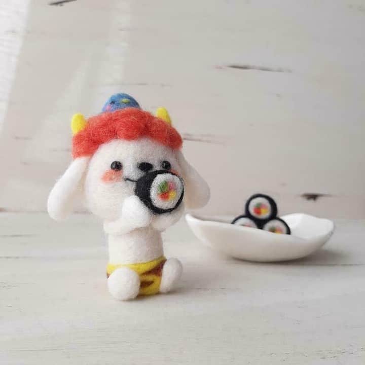 のインスタグラム：「. 【アートdeダス犬♪ハンドクラフト企画】 鬼は外ー！福は内ー！ みんなこれ知ってるよね～??  そう！今週の金曜日は節分だよー♪ ということで、今回は恵方巻を頬張る鬼ダス犬を @hana_mama_tamamidou さんに作ってもらったよ～◎ 鬼さんはかわいいし、恵方巻もとってもおいしそう！！  ちなみにだけど･･･ 今年の方角は「南南東微南」(南南東のもう少し南の方)だってさ！ 食べてる最中は喋らないように気を付けないと！  とっても寒い日ばかりだけど、楽しい節分を過ごしてね～！ そして、節分エピソード待ってます♪  #羊毛フェルト #節分 #恵方巻#ダス犬 #鬼ダス犬 羊毛フェルト監修　@hana_mama_tamamidou」