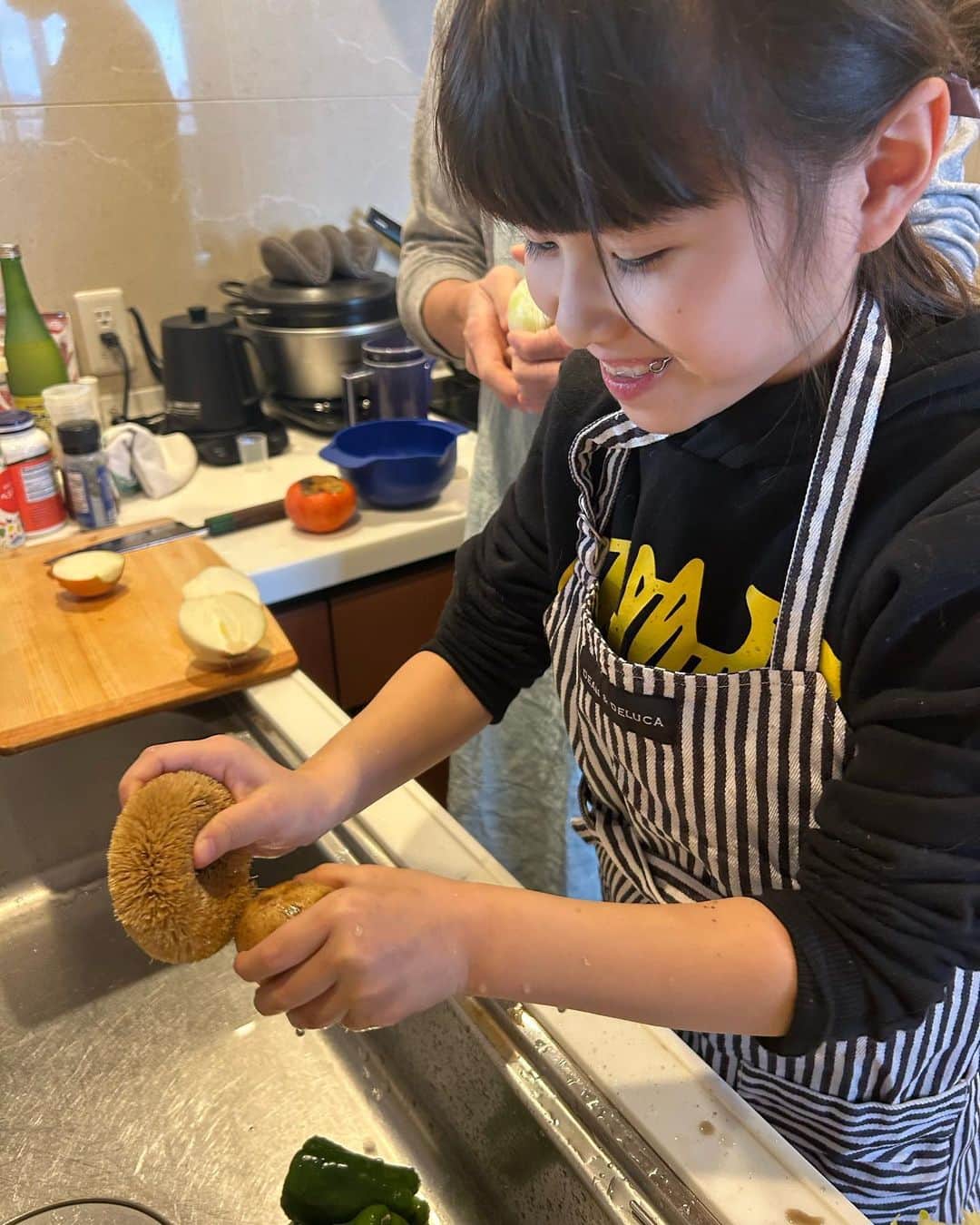 依布サラサのインスタグラム：「週末恒例、こどもカレー🍛 野菜を洗うところから🥬 野菜のサイズは本人にまかせてカットしてもらいます🔪 自分で作ると何が入ってるかわかっているので、もりもり食べてくれるのがいいですね🙆‍♀️ にんじんなかったので😱 玉ねぎ、ピーマン、じゃがいも、豚肉のカレーでした🍛 カレー後は、家族UNO🃏  #こどもクッキング　#こどもカレー　　#uno」