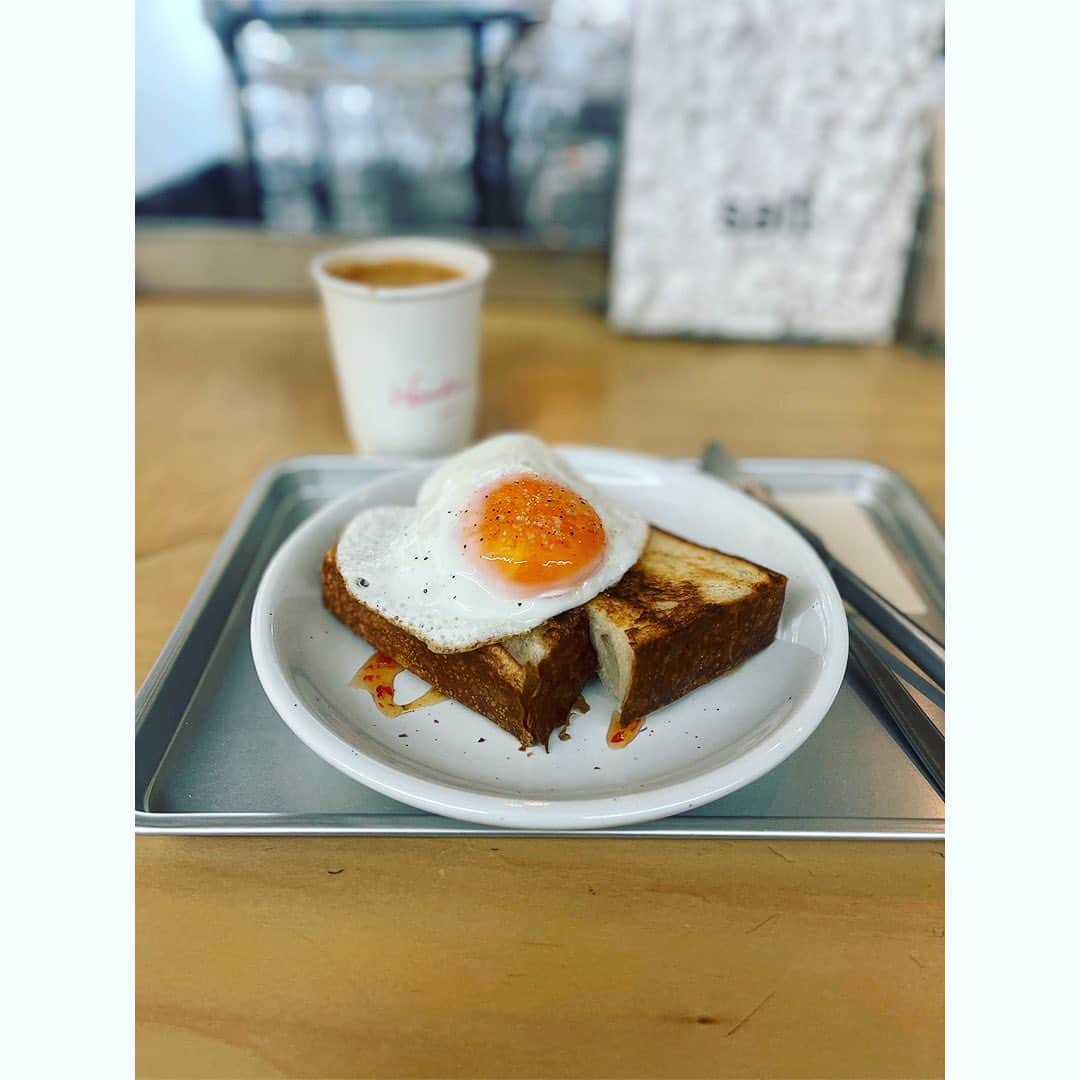 つがねゆきこのインスタグラム：「. 気を取り直して たまたま入ったカフェが 最高だった時の嬉しさったらなかった。  エッグトーストには実は スイチリとマッシュポテトが隠れてて さくっふわっもちっにそれぞれが調和してくる。  コーヒーはもちろんのこと、 合わせる自家製のパンが最高だった✌️  #wanderersstand  #五条西洞院下ル   #kyotocafe #cafe #京都カフェ  #京都に行きたなるフォト  #カフェ  #今年は沢山京都に行きます #ホテルから颯爽と出たらスリッパのままだった」