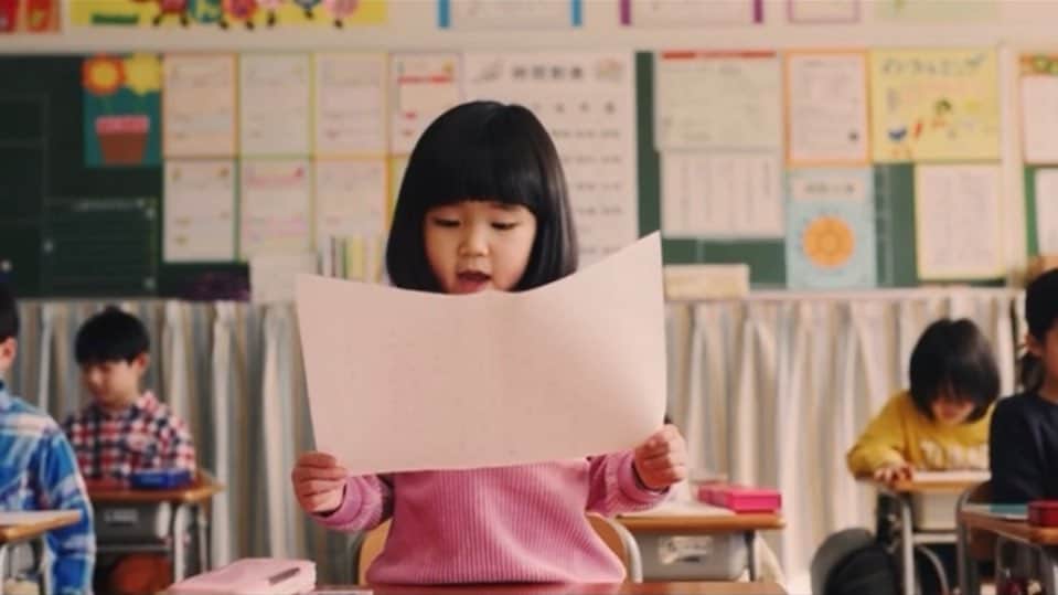 立花麻理のインスタグラム：「・  人生を変える出会いになるかもしれない...  ・  こちらは 今話題の子役さん 永尾柚乃ちゃんが出演しているネットムービー🎬  『トリトンの矛』ブランドムービー  「おなじ未来」篇  https://youtu.be/7NW3C7-ybfI  息子®️も ご縁を頂きエキストラとして 主人公の幼少期のクラスメイトとして ご一緒させて頂きました。 どこにいるか分かりますか？笑  新しい環境で 息子が今までできなかったことに挑戦したり 目にすることで 様々な学びになってくれたらなぁと思う日々です。  当たり前ですが 息子の人生なので 私としては 彼が興味を持っていることを 好きだと思えることを 全力でサポートしていきたい。  息子は昨年末にこの出会いがあって 今、正に最初の人生の転換期が訪れていて 全ての出会いと出来事に感謝です🤲🏻🥰🫧  こちらのブランドムービー とっても素敵なので ぜひYouTubeでご覧になってみて下さい。  P.S. もう一ヶ所息子が違う服を着て登場しているので良かったら探してみて下さい（®️ファンの方は笑）  #トリトンの矛 #ブランドムービー #ロックンロールジャパン #永尾柚乃 ちゃん #エキストラ」