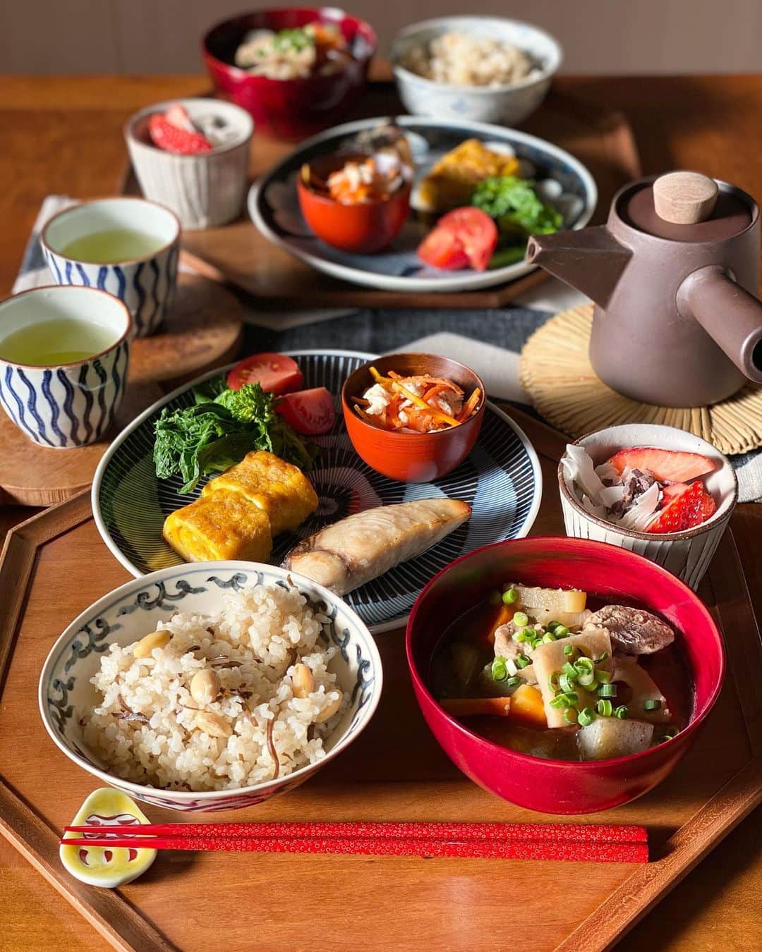 kokochiyoiさんのインスタグラム写真 - (kokochiyoiInstagram)「2022/01/30 先日の#朝ごはん。  (うつわの詳細なご紹介もあるので 今日は長くなりますが、 よかったらお付き合いくださーい😊)  ・半白大豆と塩昆布の炊き込みご飯 ・とん汁  ・サワラの塩麹みりん焼き ・たまご焼き ・菜の花 ・にんじんと鶏のナムル風 ・フルーツトマト  ・いちごヨーグルト ・緑茶🍵  この日の朝は、 #テーブルウェアフェスティバル @tablewarefestival  で購入した器を 一部使いました😋🍽  12年くらい通っている テーブルウェアフェスティバル。 (今年は2月5日まで🗓)  3年ぶりの参戦に 嬉しさが止まらなかった…❤️ やっぱりうつわが好き😍  使用したうつわはこちら👇 (テーブルウェアフェスティバル ブースNo.付き📝)  🟡ご飯茶碗 #坂本窯陶工房 @sakamotokiln.arita  ブースNo.11  オーバル型の珍しいご飯茶碗🍚 私はオリエンタル風味の唐草模様、 息子には彼の大好きな龍🐲の模様。  楕円型は初めてでしたが とっても使いやすいー😆 息子もかなり気に入った様子。  🟡楓のお椀(ボウル) 🟡胡桃のお猪口 #三義漆器店(#じぱんく工房) @sanyoshiowanya  ブースNo.26  楓に赤いうるしが鮮やかなボウル。 お椀やサラダやスープボウルにも使えて 活躍の幅が広そう😊  胡桃のお猪口は 周りが朱色で中は胡桃そのままの色。 お猪口ですがこんな風に ちょっとしたお惣菜を入れるのに 使いたいと思って。  うつわの中に赤があると ぐっと華やかになって素敵❤️  🟡ワンプレートのお皿 #福右衛門窯 @fukuemon_imariyaki  ブースNo.9  もういくつもリクエストしている 大好きな窯元さん。 今回はトクサ柄を描いていただきました。 この絶妙な六寸皿が大活躍。 細かな手仕事にうっとり🥺 (動画に写っている蕪の葉柄は 以前リクエストしたものです)  🟡七々子塗りのお箸🥢 #イシオカ工芸  @tsugarumodern_official ブースNo.161  ケシの実を使った伝統技法でつくられる かわいい水玉模様の 七々子塗りが大好きな私。  産地直送のため 以前、お箸専門店で購入した時の ほぼ半額!! というびっくり価格で手に入れました😱  朱に白がかわいらしくて 細身タイプの七々子塗り❤️ (元々持っているほうは朱に黒) 使うたびに嬉しくって 一人でにやけてます😙  🟡萬古焼の急須ポット #スズ木 の#日常茶飯器 シリーズ @banko_suzuki  ブースNo.61  こちらは今回購入したものでは なかったのですが、 テーブルウェアフェスティバルでも 販売していました❗️  すっごくお気に入りの急須ポット。 持ち手のウォールナットも お気に入りです😊  今回使った テーブルウェアフェスティバルのうつわは 以上です🍽  (ちなみに🍓ヨーグルトのうつわは #岩﨑晴彦 さん お茶に使っている蕎麦猪口は #中尾万作 さん)  またの機会に 他のテーブルウェアフェス購入品も ご紹介させてくださいね❣️  回し者のようですが、 テーブルウェアフェスティバルは 2月5日(日)までです😊 よろしかったらぜひ！  #うつわ好き #和食器  #和食器好き  #和食器のある暮らし  #テーブルウェアフェスティバル2023」1月30日 10時08分 - kokochiyoi
