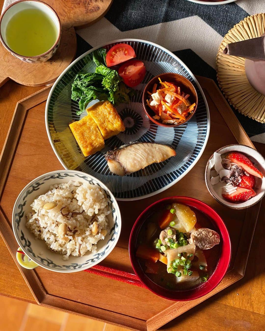 kokochiyoiさんのインスタグラム写真 - (kokochiyoiInstagram)「2022/01/30 先日の#朝ごはん。  (うつわの詳細なご紹介もあるので 今日は長くなりますが、 よかったらお付き合いくださーい😊)  ・半白大豆と塩昆布の炊き込みご飯 ・とん汁  ・サワラの塩麹みりん焼き ・たまご焼き ・菜の花 ・にんじんと鶏のナムル風 ・フルーツトマト  ・いちごヨーグルト ・緑茶🍵  この日の朝は、 #テーブルウェアフェスティバル @tablewarefestival  で購入した器を 一部使いました😋🍽  12年くらい通っている テーブルウェアフェスティバル。 (今年は2月5日まで🗓)  3年ぶりの参戦に 嬉しさが止まらなかった…❤️ やっぱりうつわが好き😍  使用したうつわはこちら👇 (テーブルウェアフェスティバル ブースNo.付き📝)  🟡ご飯茶碗 #坂本窯陶工房 @sakamotokiln.arita  ブースNo.11  オーバル型の珍しいご飯茶碗🍚 私はオリエンタル風味の唐草模様、 息子には彼の大好きな龍🐲の模様。  楕円型は初めてでしたが とっても使いやすいー😆 息子もかなり気に入った様子。  🟡楓のお椀(ボウル) 🟡胡桃のお猪口 #三義漆器店(#じぱんく工房) @sanyoshiowanya  ブースNo.26  楓に赤いうるしが鮮やかなボウル。 お椀やサラダやスープボウルにも使えて 活躍の幅が広そう😊  胡桃のお猪口は 周りが朱色で中は胡桃そのままの色。 お猪口ですがこんな風に ちょっとしたお惣菜を入れるのに 使いたいと思って。  うつわの中に赤があると ぐっと華やかになって素敵❤️  🟡ワンプレートのお皿 #福右衛門窯 @fukuemon_imariyaki  ブースNo.9  もういくつもリクエストしている 大好きな窯元さん。 今回はトクサ柄を描いていただきました。 この絶妙な六寸皿が大活躍。 細かな手仕事にうっとり🥺 (動画に写っている蕪の葉柄は 以前リクエストしたものです)  🟡七々子塗りのお箸🥢 #イシオカ工芸  @tsugarumodern_official ブースNo.161  ケシの実を使った伝統技法でつくられる かわいい水玉模様の 七々子塗りが大好きな私。  産地直送のため 以前、お箸専門店で購入した時の ほぼ半額!! というびっくり価格で手に入れました😱  朱に白がかわいらしくて 細身タイプの七々子塗り❤️ (元々持っているほうは朱に黒) 使うたびに嬉しくって 一人でにやけてます😙  🟡萬古焼の急須ポット #スズ木 の#日常茶飯器 シリーズ @banko_suzuki  ブースNo.61  こちらは今回購入したものでは なかったのですが、 テーブルウェアフェスティバルでも 販売していました❗️  すっごくお気に入りの急須ポット。 持ち手のウォールナットも お気に入りです😊  今回使った テーブルウェアフェスティバルのうつわは 以上です🍽  (ちなみに🍓ヨーグルトのうつわは #岩﨑晴彦 さん お茶に使っている蕎麦猪口は #中尾万作 さん)  またの機会に 他のテーブルウェアフェス購入品も ご紹介させてくださいね❣️  回し者のようですが、 テーブルウェアフェスティバルは 2月5日(日)までです😊 よろしかったらぜひ！  #うつわ好き #和食器  #和食器好き  #和食器のある暮らし  #テーブルウェアフェスティバル2023」1月30日 10時08分 - kokochiyoi