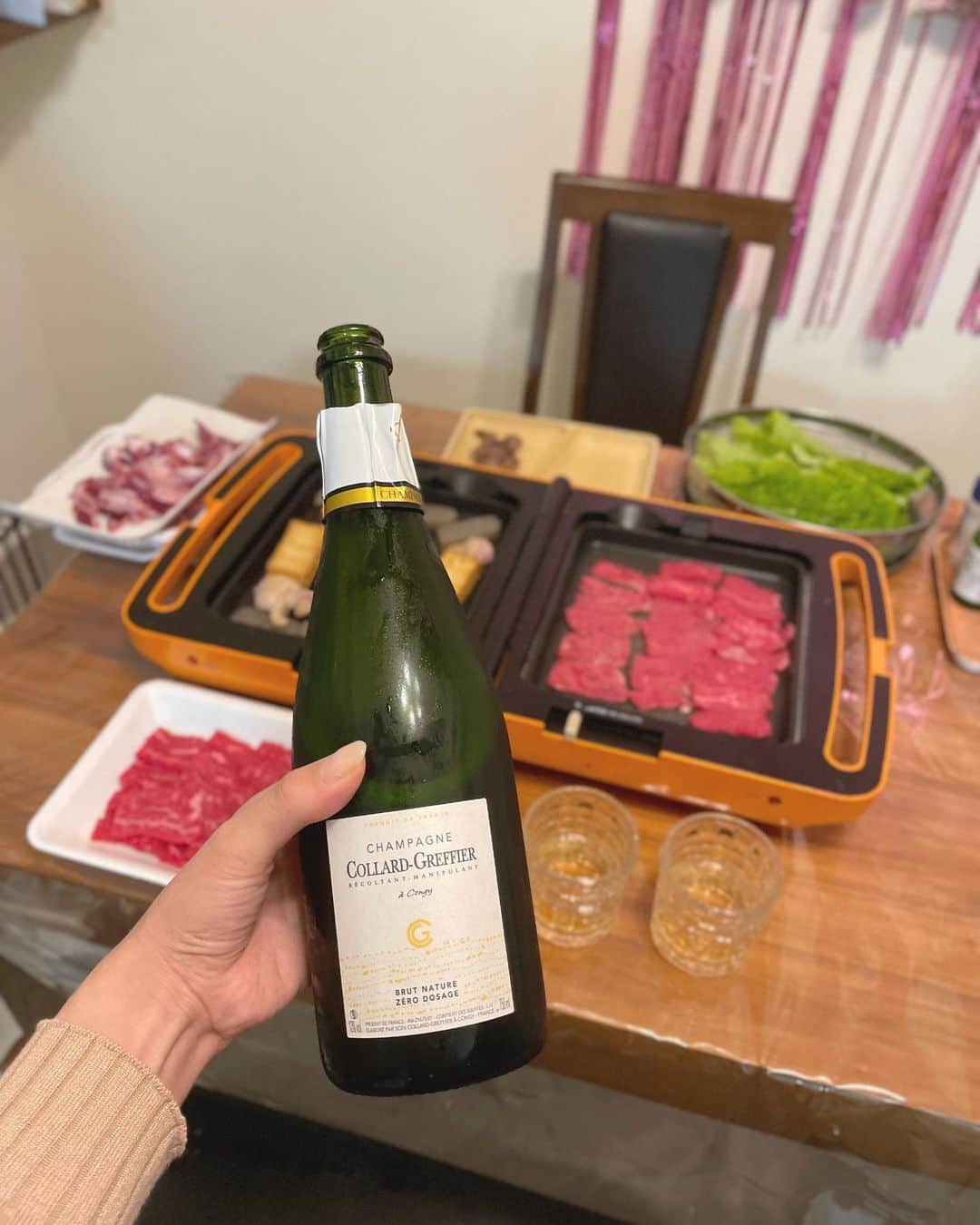 三佐和あやのインスタグラム：「昨夜は 家族で焼肉パーティー🎉楽しかったよ♪🥂🍾✨ ぱくちゃんも お肉大好きなんだよね‼︎」