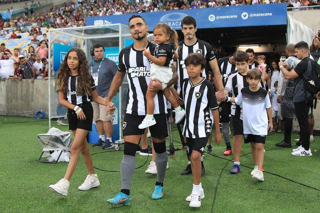 ラファエウ・ペレイラ・ダ・シウヴァのインスタグラム：「“Os filhos são herança do senhor”  Que felicidade entrar com meus filhos em uma vitória no clássico ❤️❤️ @botafogo  Detalhe que meu filho falou que não dormiu pq tava ansioso pra entrar no Maracanã 🥲😍」