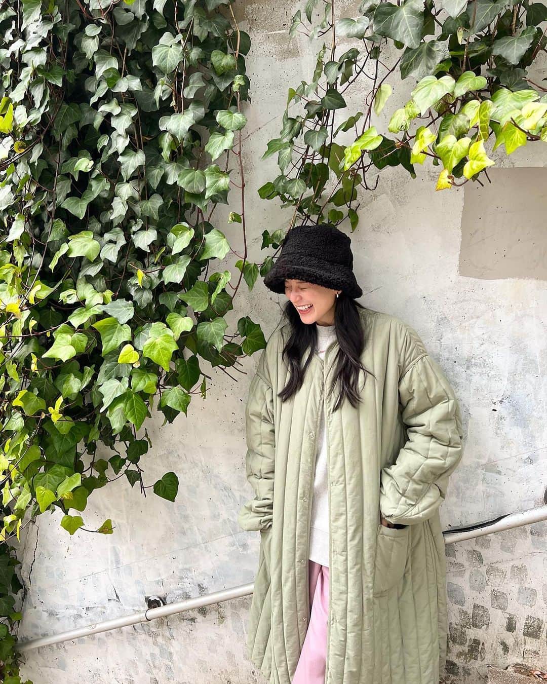 のインスタグラム：「手の甲向けてる二枚目なんなん😂🤚  今日も寒いですね❄️ 私は湯たんぽ使ってぬくぬくするのが好きです🥰❤️  あたたかくしてお過ごしください😌」
