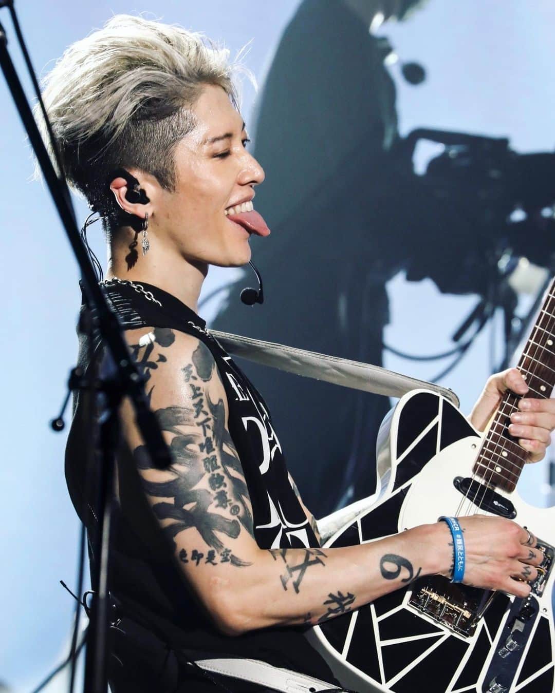 雅-MIYAVI-のインスタグラム：「So far so good.  One more show tonight in Japan and we gonna fly to New York ✈️  New show added on Feb. 3rd at #HammersteinBallroom in NYC.   Don’t miss it. (Feb 4 NY & Feb 10 LA show are SOLD OUT)  Tix: https://www.ticketmaster.com/the-last-rockstars-live-debut-2023-new-york-new-york-02-03-2023/event/00005D8696D91717  気づけば、残すところ１公演。  今日のショーが終わって 僕たちはニューヨークへ飛びます。  今日も楽しもう！  😜  (Pics by MYV CREW FC TEAM)  @thelastrockstars @yoshikiofficial @hydeofficial @sugizo_official @miyavi_ishihara  #THELASTROCKSTARS #YOSHIKI #HYDE #SUGIZO #MIYAVI」
