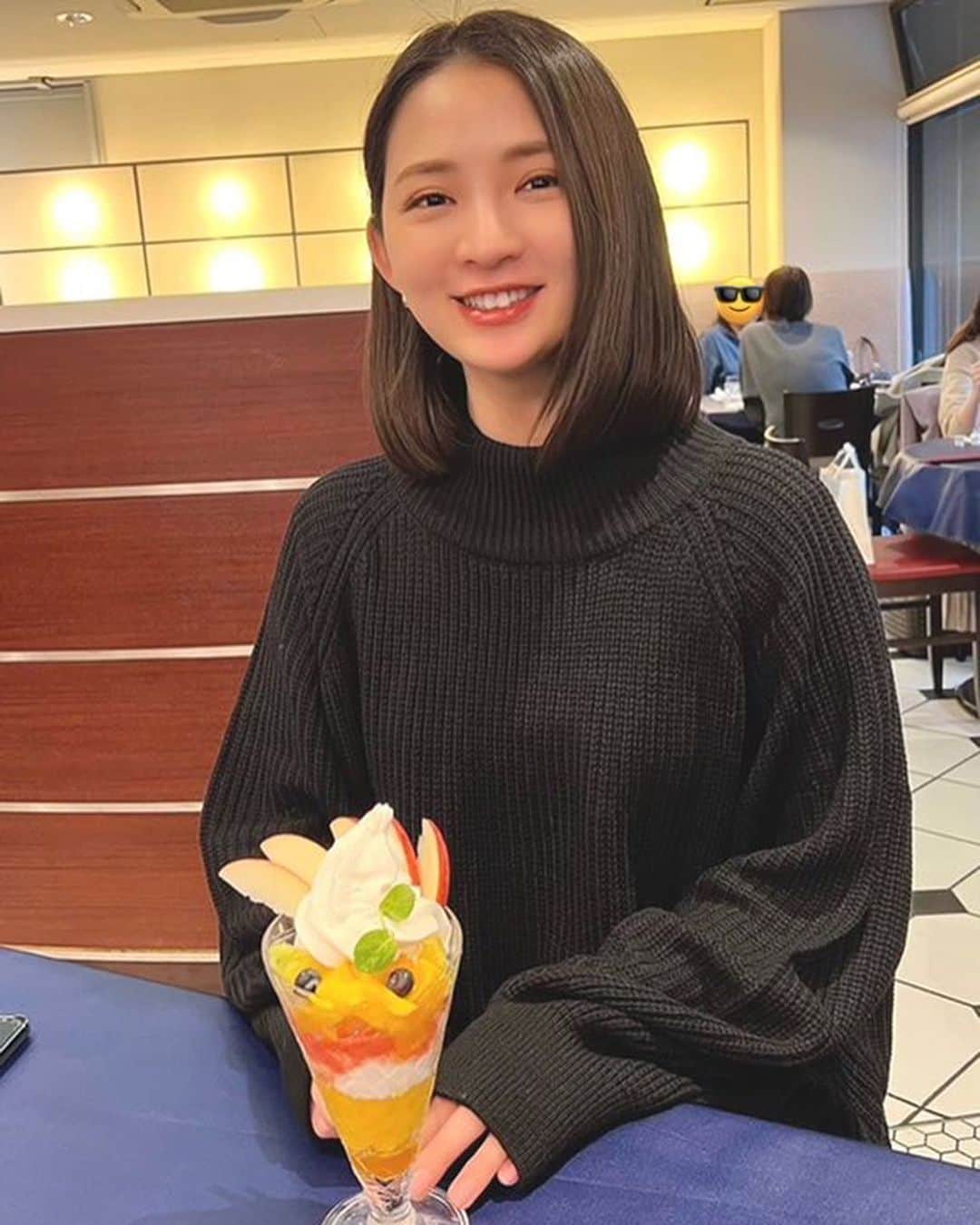 鈴木咲のインスタグラム：「不二家でパフェ頼んで嬉しそうな人を牡丹さんが撮ってくれたよ✌🏻」