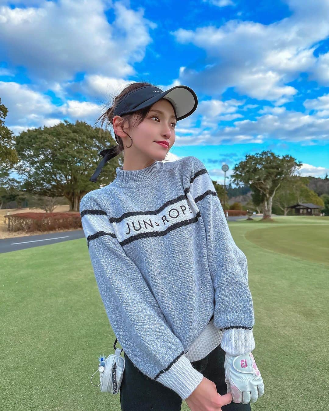 のインスタグラム：「昨日の配信で話してたゴルフウェア⛳️  ひらひらスカートのゴルフウェアはもちろん可愛いけど パンツもキレイでお気に入り🫶🏻🖤  ゴルフ始めて半年、コソコソ続けてます🏌️‍♀️ 基本下手っぴだから 上手く出来たときは自分を褒めまくりながら楽しんでる😌🫰🏻💕笑  #ゆうみ服 🧺 #golf #golfwear #ゴルフウェア #ゴルフ女子 #ゴルフコーデ #junandrope  #UMine #japanese #japanesegirl #일본  #오오티디 #얼스타그램 #패션스타그램 #데일리코디 #패션 #时装 #셀카 #데일리룩 #每日穿搭」