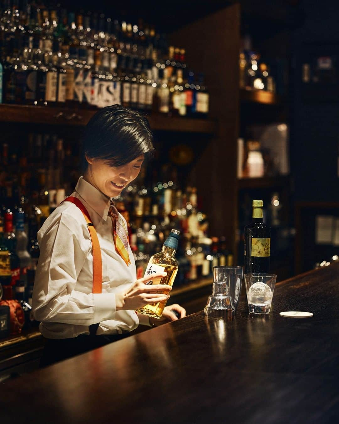 Suntory Whiskyさんのインスタグラム写真 - (Suntory WhiskyInstagram)「Introducing Kaori Kurakami, a rising star in the bartending world and protégé of the great Ueno-san himself at Bar High Five. Representing the epitome of omotenashi - the Japanese art of serving - Kurakami-san specializes in highly personalized craftsmanship that is built on the personal connection she makes with her guests.   Join us as we explore the finer details of her craft and the exquisite concoctions she creates using our single grain whisky Chita.   #SuntoryTime #HouseofSuntory #SuntoryWhisky #ChitaWhisky #SingleGrain #JapaneseWhisky #Whisky #Whiskygram #Drinkstagram #Cocktail」1月30日 12時00分 - suntorywhisky