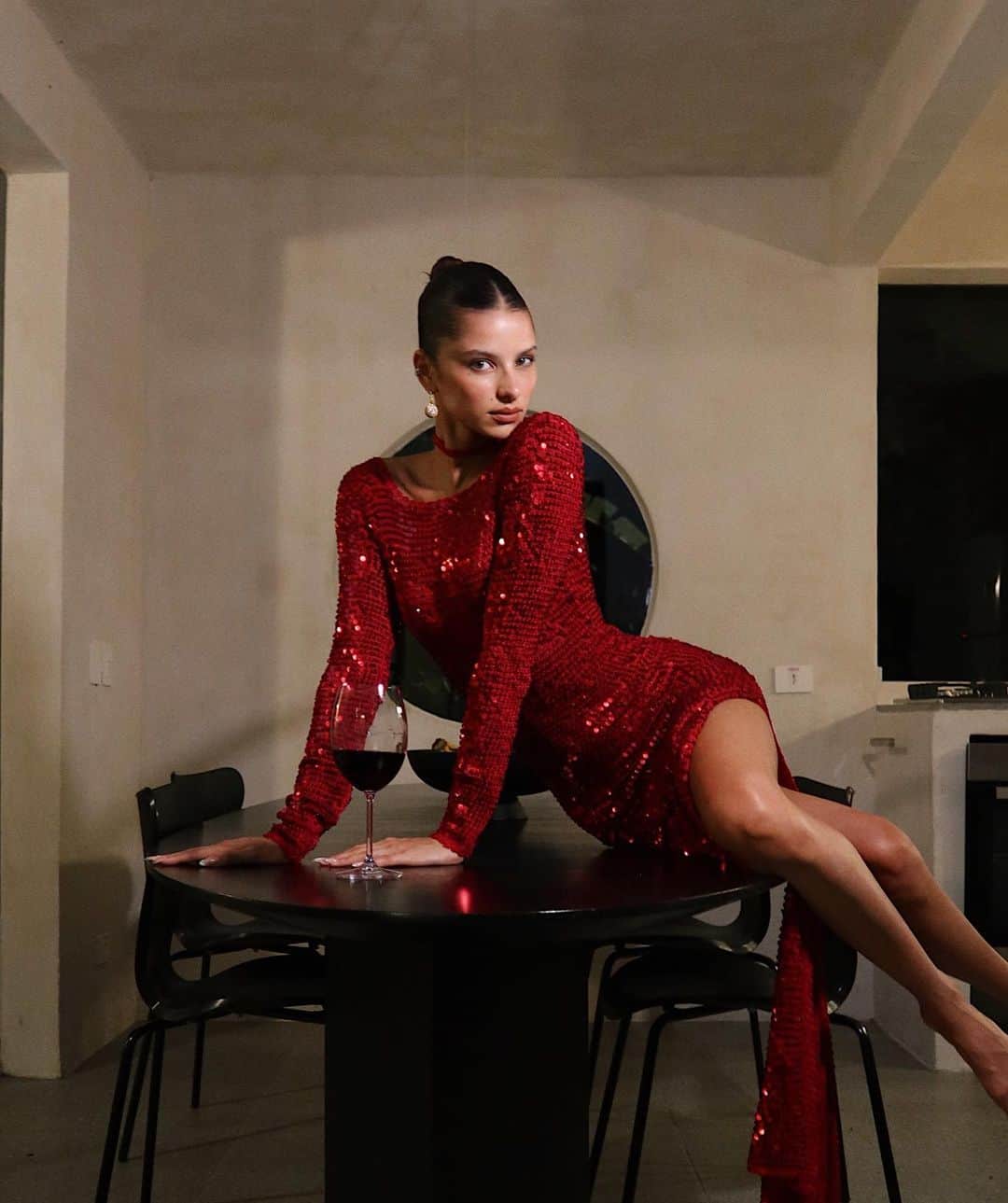ブルーナ・リリオさんのインスタグラム写真 - (ブルーナ・リリオInstagram)「red night, red wine. 🍷✨❤️‍🔥 @revolve x @retrofete   photos by @marinaapeixoto」1月30日 12時09分 - brunalirio