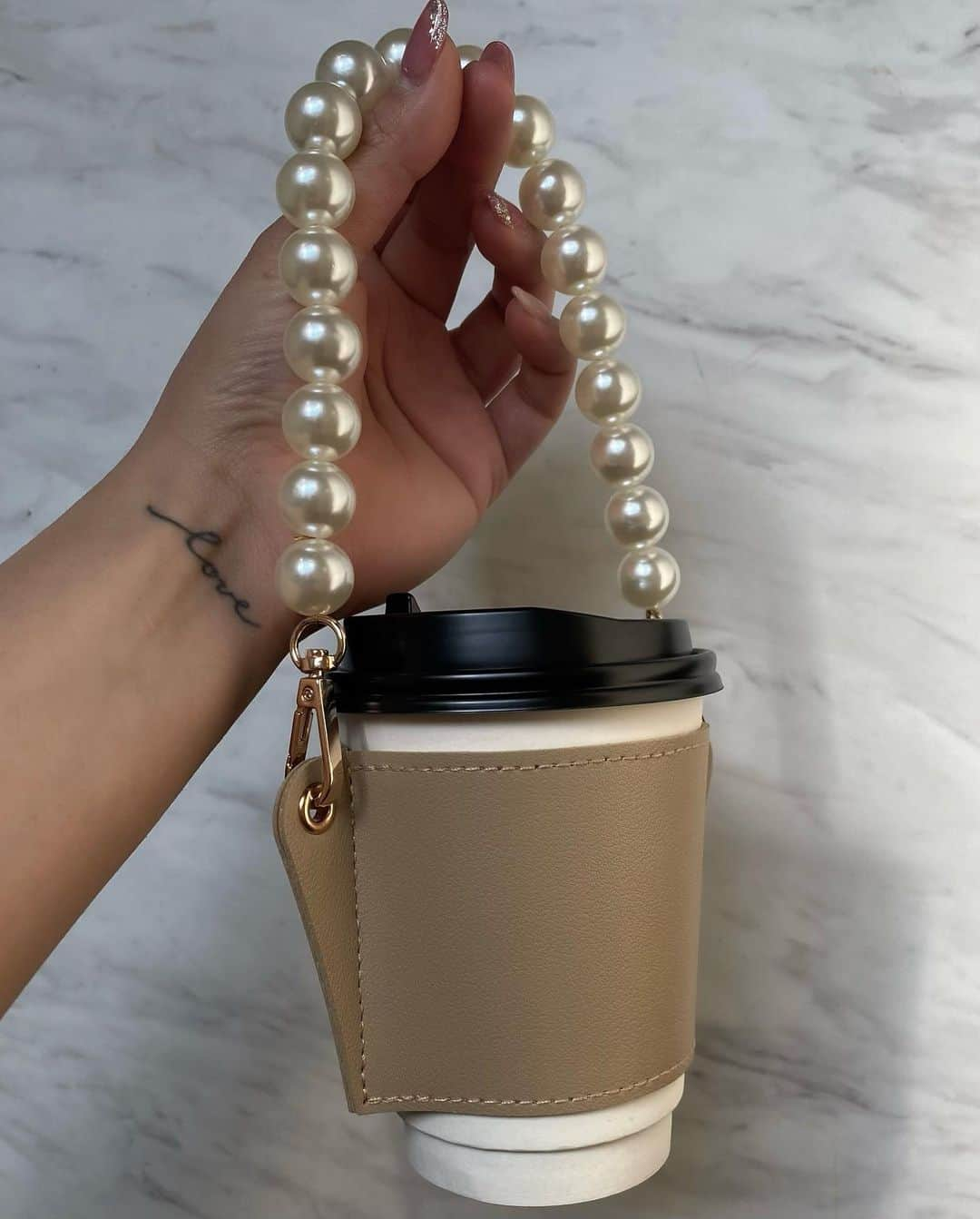 森本あやかのインスタグラム：「便利で可愛いグッズいっぱい🖤  @shein_japan  @sheinofficial  ⁡ --------------------- ▪️ 1pc Portable Faux Pearl Decor Water Bottle Cover →商品🆔 12183556 --------------------- ⁡ ⁡ 🎈Coupon Code：  SSJP6  (extra 15%~20% off, valid until 3/31) お買い上げ金額1～5,999円までは15%OFF、6000円以上は20%OFFになります。  SHIENは色々なジャンルの商品があるから バレンタインのギフト🎁SHEINで探してみてね🙌 ⁡ #SHEINforAll #SHEINgiftlove #SHEINpartner」