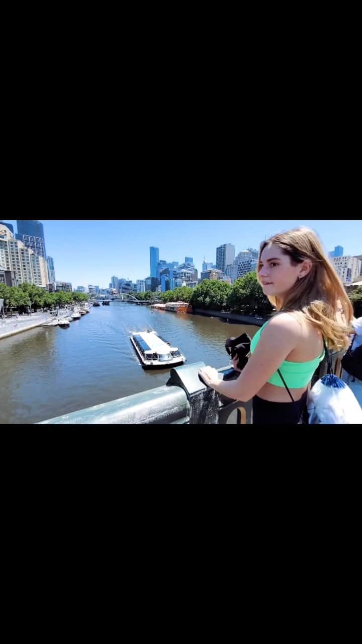 レイン・マッケンジーのインスタグラム：「Quick view of downtown Melbourne Australia. Absolutely loved it #australia #visitaustralia #melbourne #summervibe #travelblogger」