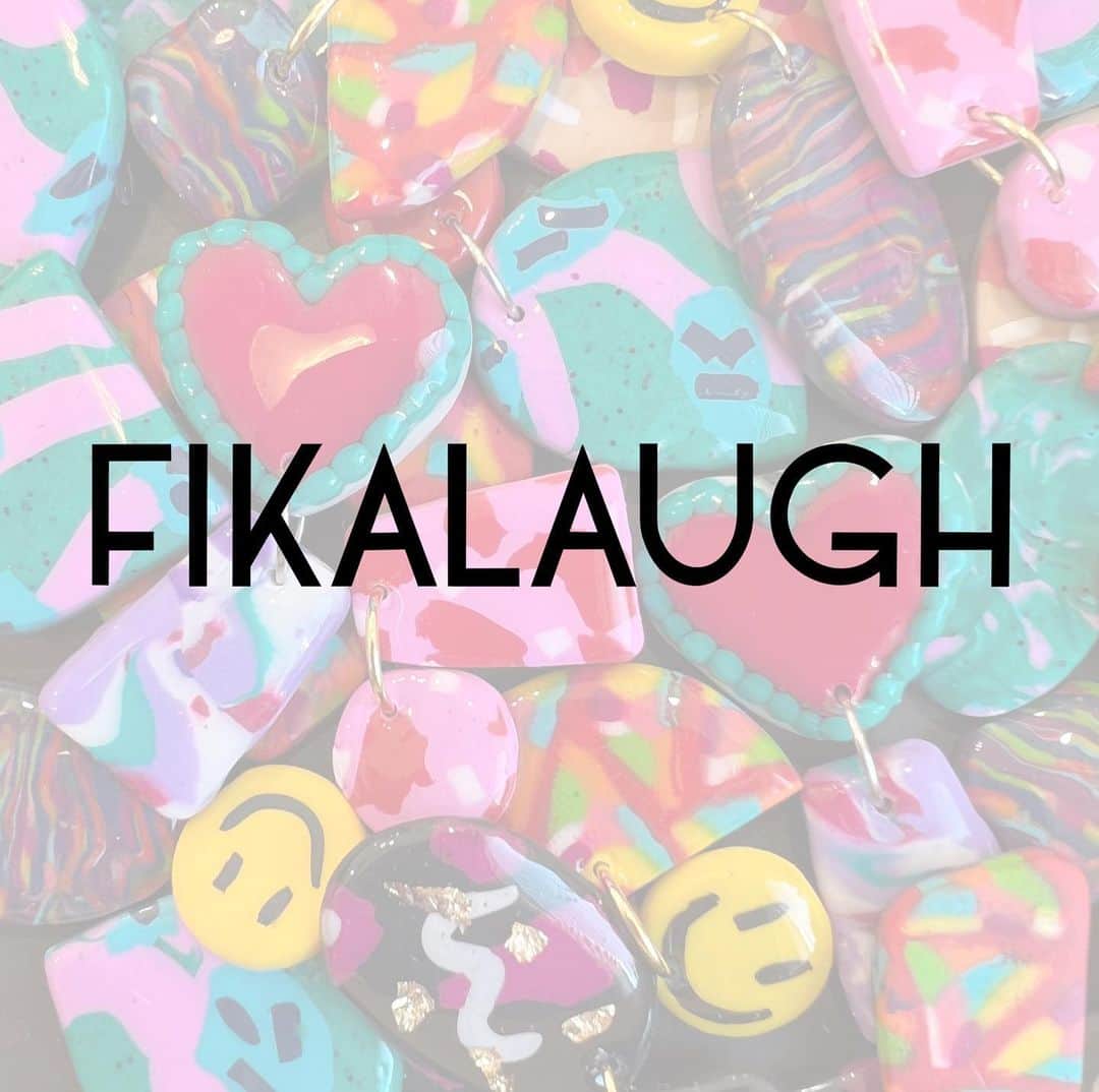 いわたまいのインスタグラム：「はじめまして🌈🌈🌈  FIKALAUGH（フィーカラフと読みます🥰）です！  今、皆さまに目と肌(?!笑)で楽しんでいただけるようなアクセサリーを制作中です！ STORESでの販売準備も進行中！ リリースまでたぶんあと少しです💪🏼💪🏼  詳細はこちら→ @fikalaugh   もちろんイラストも描き続けますし、似顔絵オーダーも承ります🤭  2023年も新しい楽しいことができて嬉しいです！（しいしいが激しい笑）  よろしくお願いします🤲🏻  #fikalaugh #フィーカラフ #ハンドメイドアクセサリー」