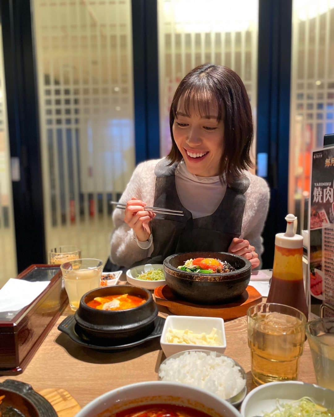 伊藤由佳のインスタグラム：「心休まる人との美味しいご飯。幸せ❤️ ⁡ わたしが10代の時からお世話になっている、本当の妹さんもいるのに妹のように気にかけてくれる千絵ちゃん @chie_maeda_37 と、久しぶりにランチ🍴 ⁡ 本当に心が綺麗な人って、話しているとこっちまで浄化されるような、それでいて余韻は温かく、素敵な時間を過ごせました☺️ ⁡ ⁡ 照明の関係でまっすぐ前を向くと顔に影ができてしまうということで、全部伏し目がちの写真🤳 ⁡ そんな気遣いも嬉しいのだーありがとう🫶 ⁡ ⁡ ⁡ #韓国料理 #吾照里 #ピビンバ #チゲ #モデル #成浜由佳」