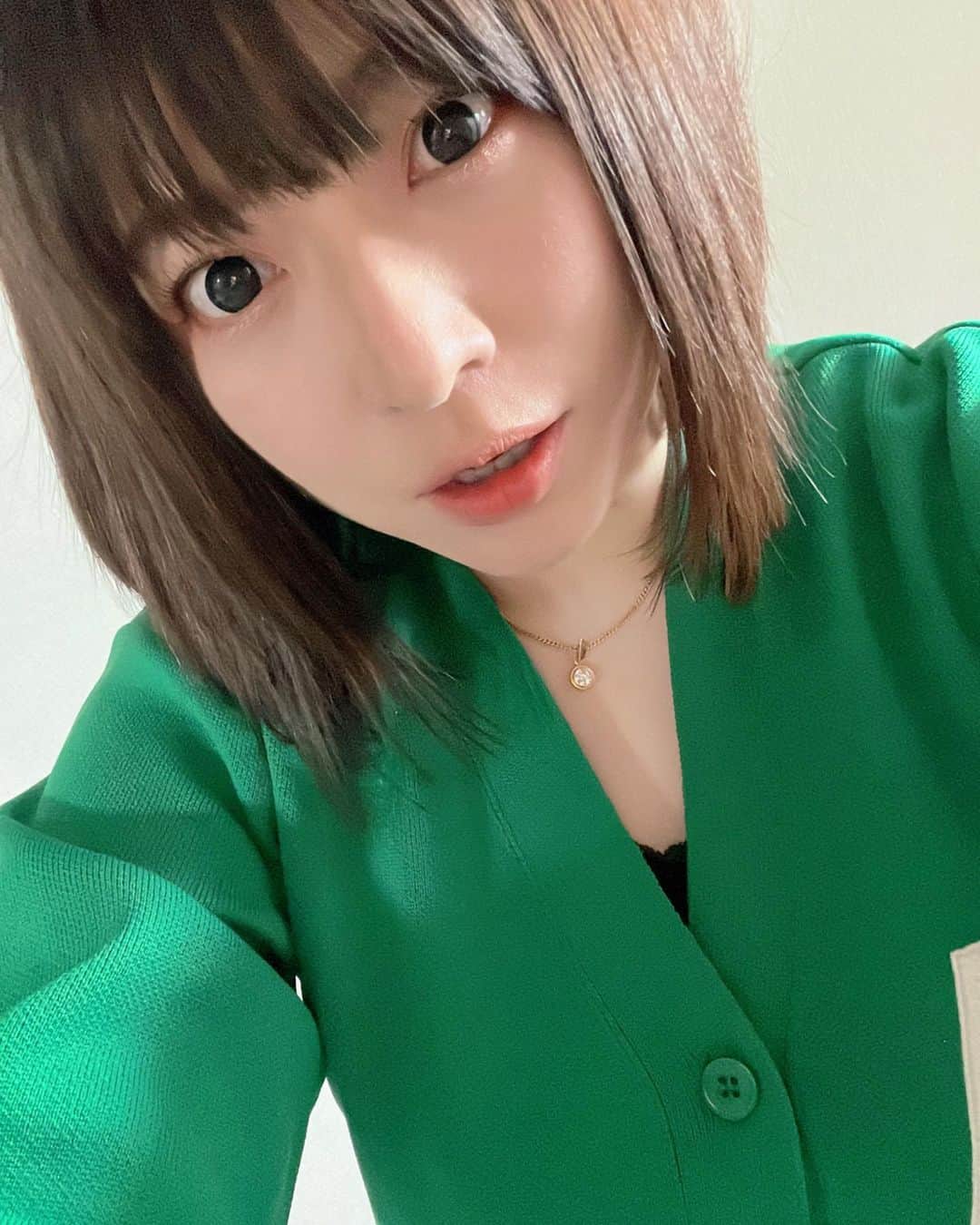 鈴華ゆう子のインスタグラム：「今日の気分は緑！！！ 外は快晴気持ちがいいですね。 気温は低いので風邪などひかないように暖かくして過ごしましょうねー #和楽器バンド #鈴華ゆう子 #yukosuzuhana #wagakkiband #前あきの服」