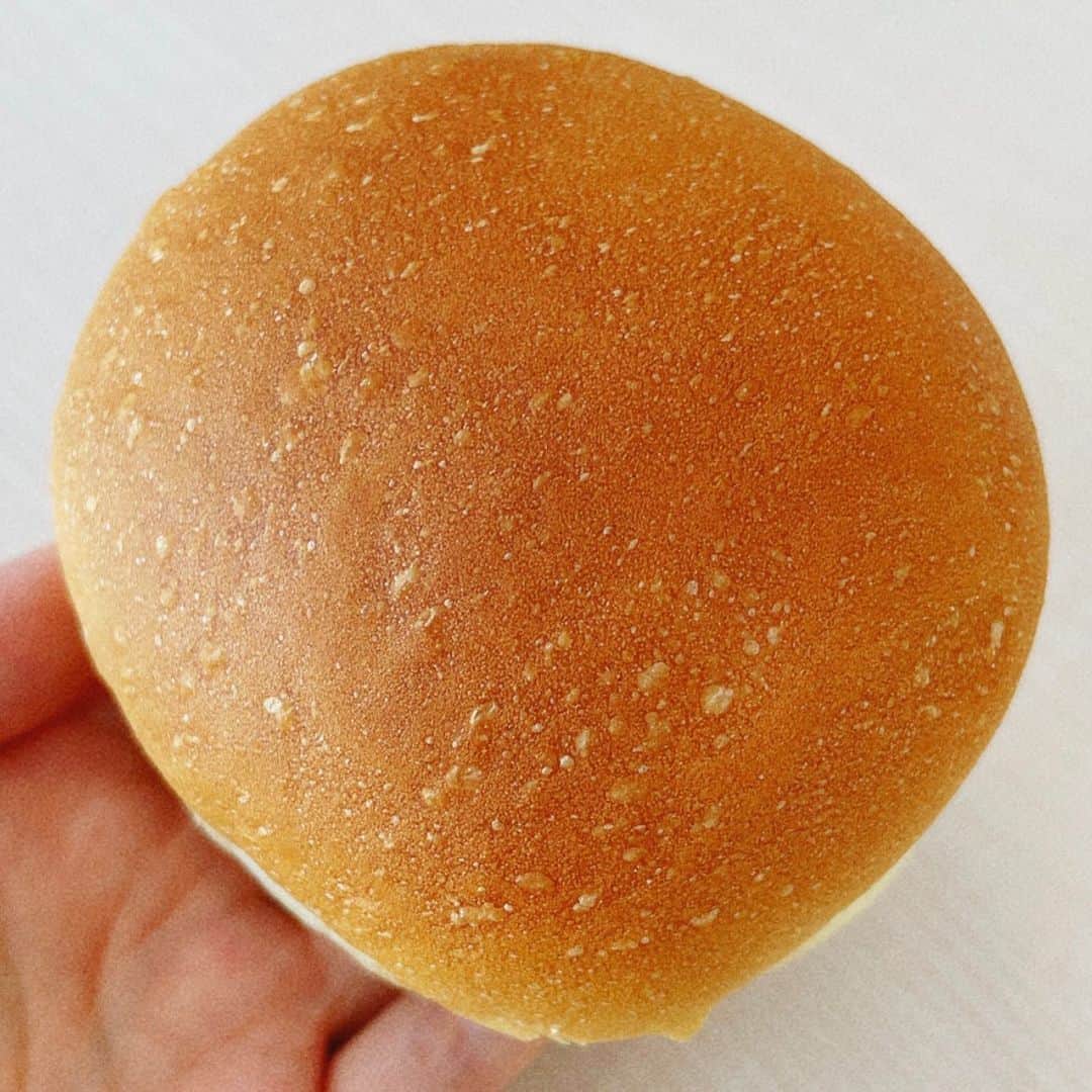 畑下由佳のインスタグラム：「パン！パンは美味しいしかわいい！  しかもこの子、こう見えて、海老カツがサンドされてるんですよ。  #パン  #お昼休憩です  #ごちそうさまでした」